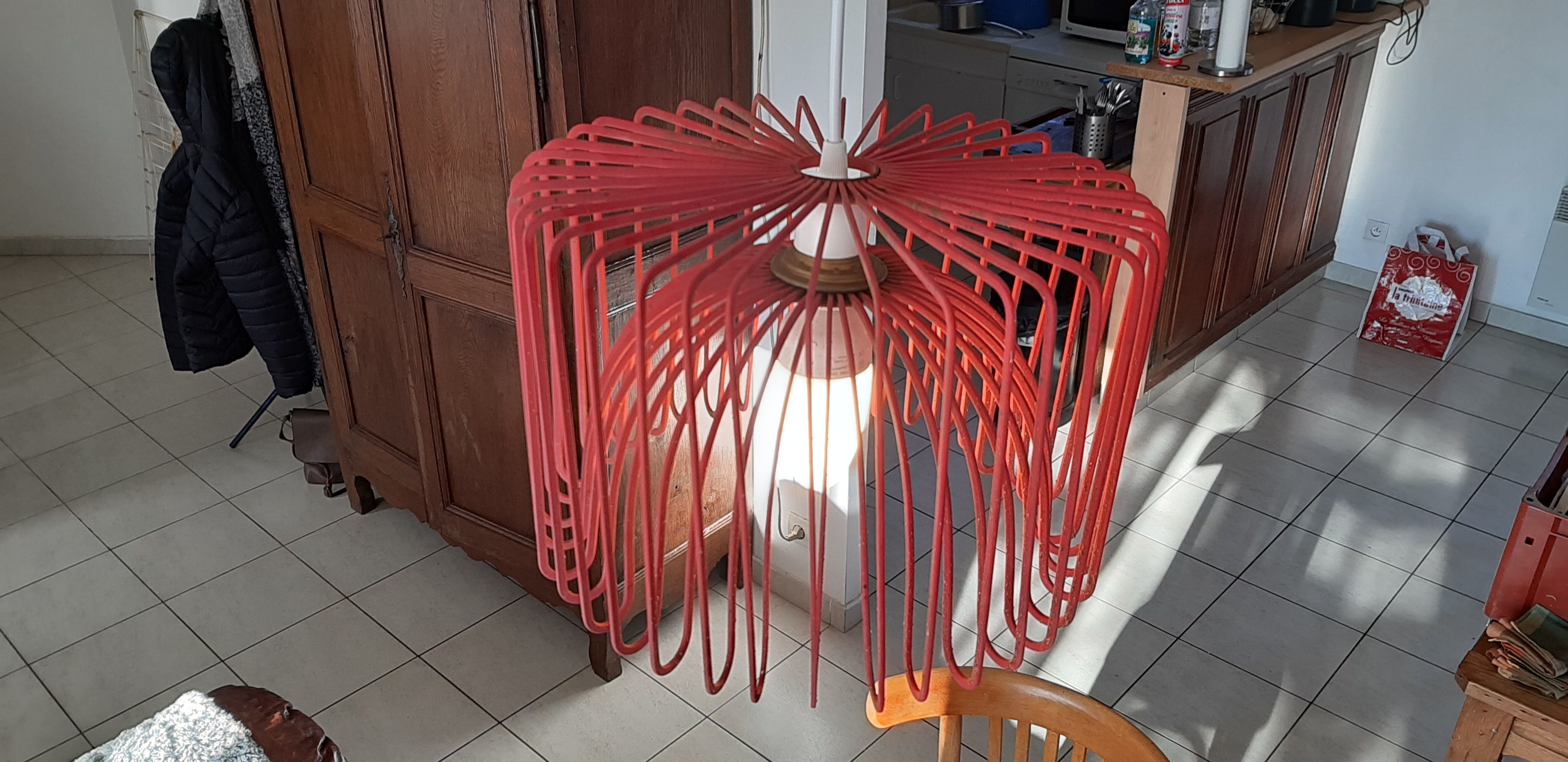 Suspension vintage metal red