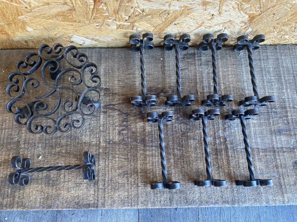 Service table dessous de plat + 8 porte couteaux ancien fer forgé noir