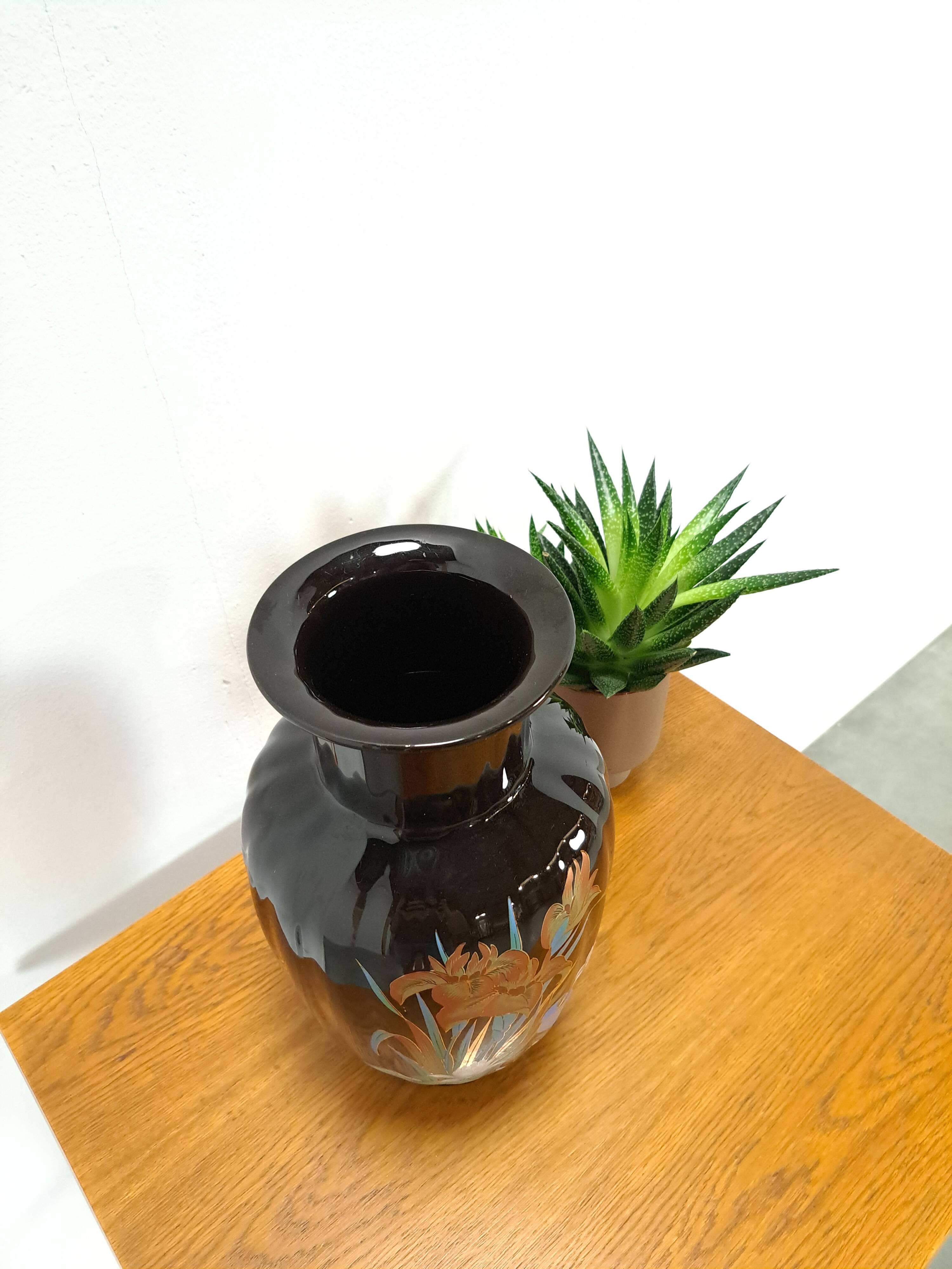 Vase vintage en porcelaine noire.