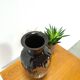 Vase vintage en porcelaine noire.