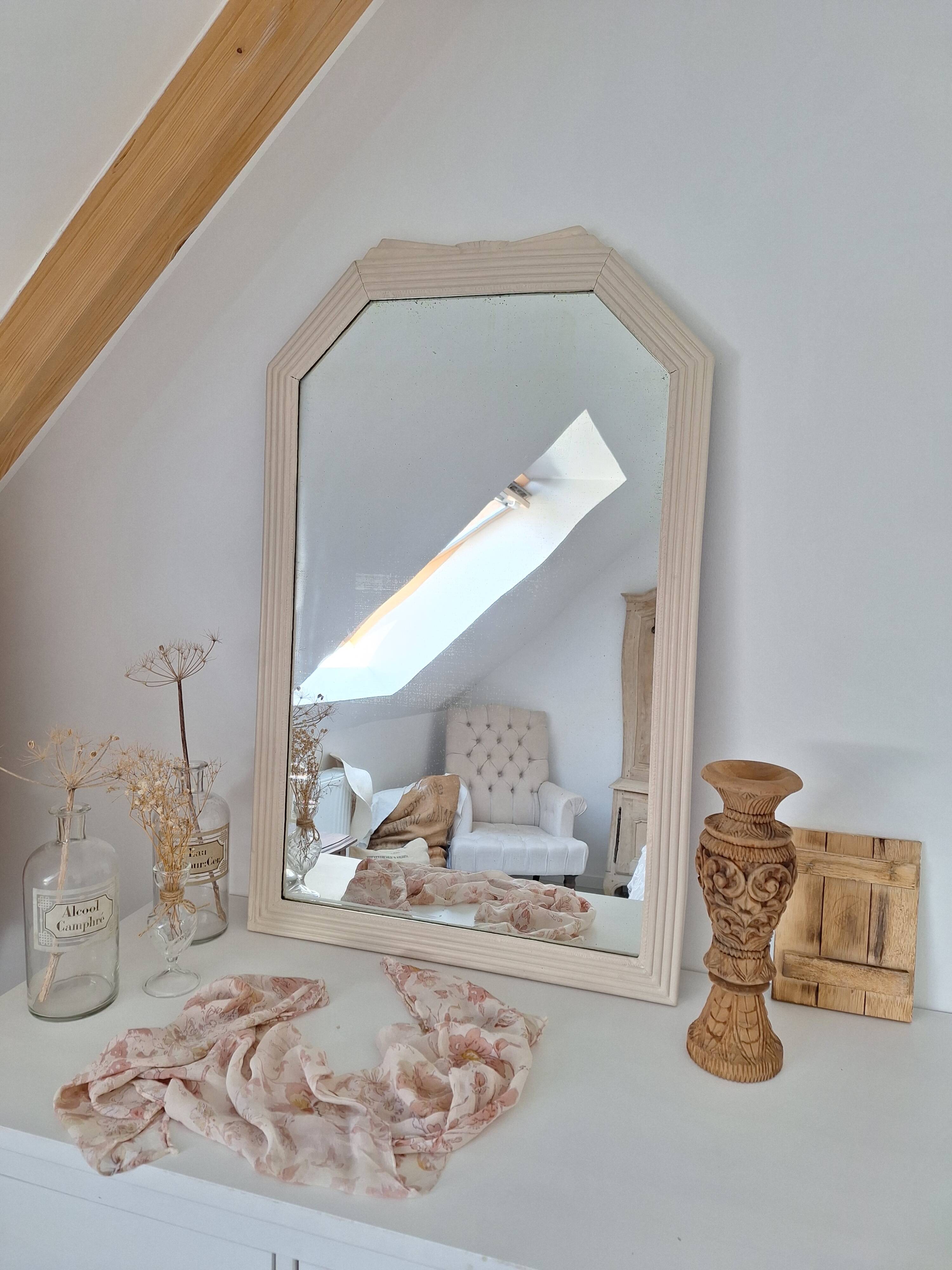 Miroir biseauté et mouluré beige