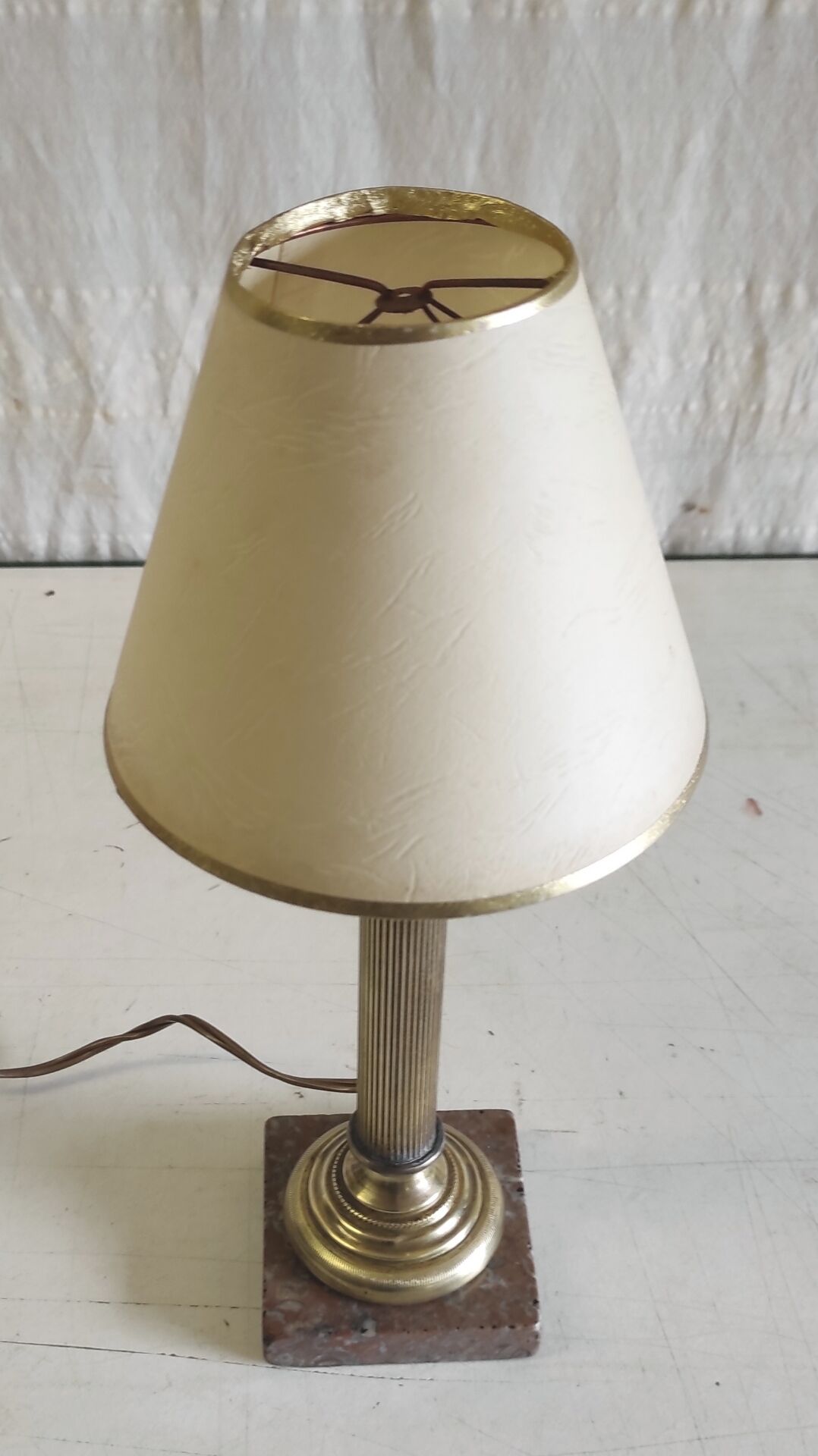 Table lamp in gilded brass and marble - mid 20th century.