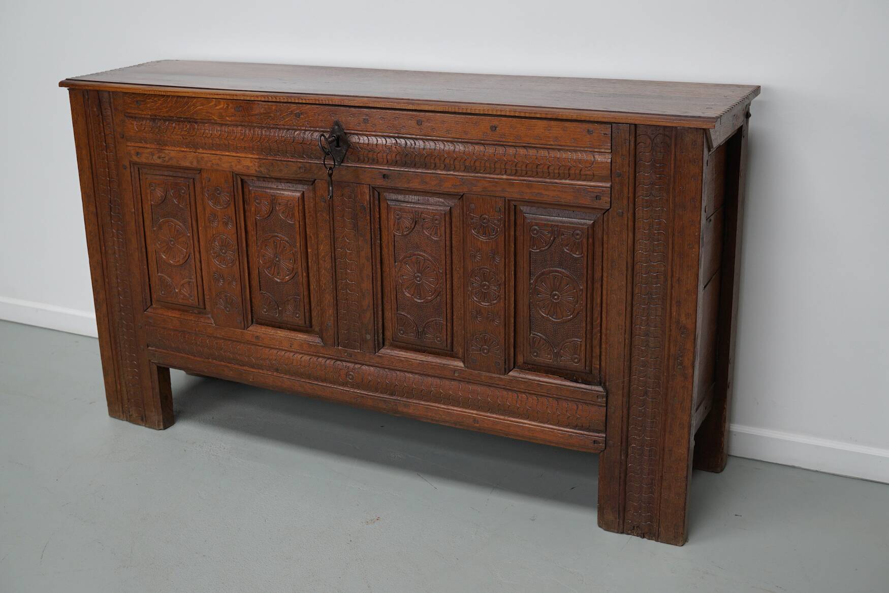 Commode / table d'appoint en chêne sculpté hollandais du milieu du XVIIIe siècle