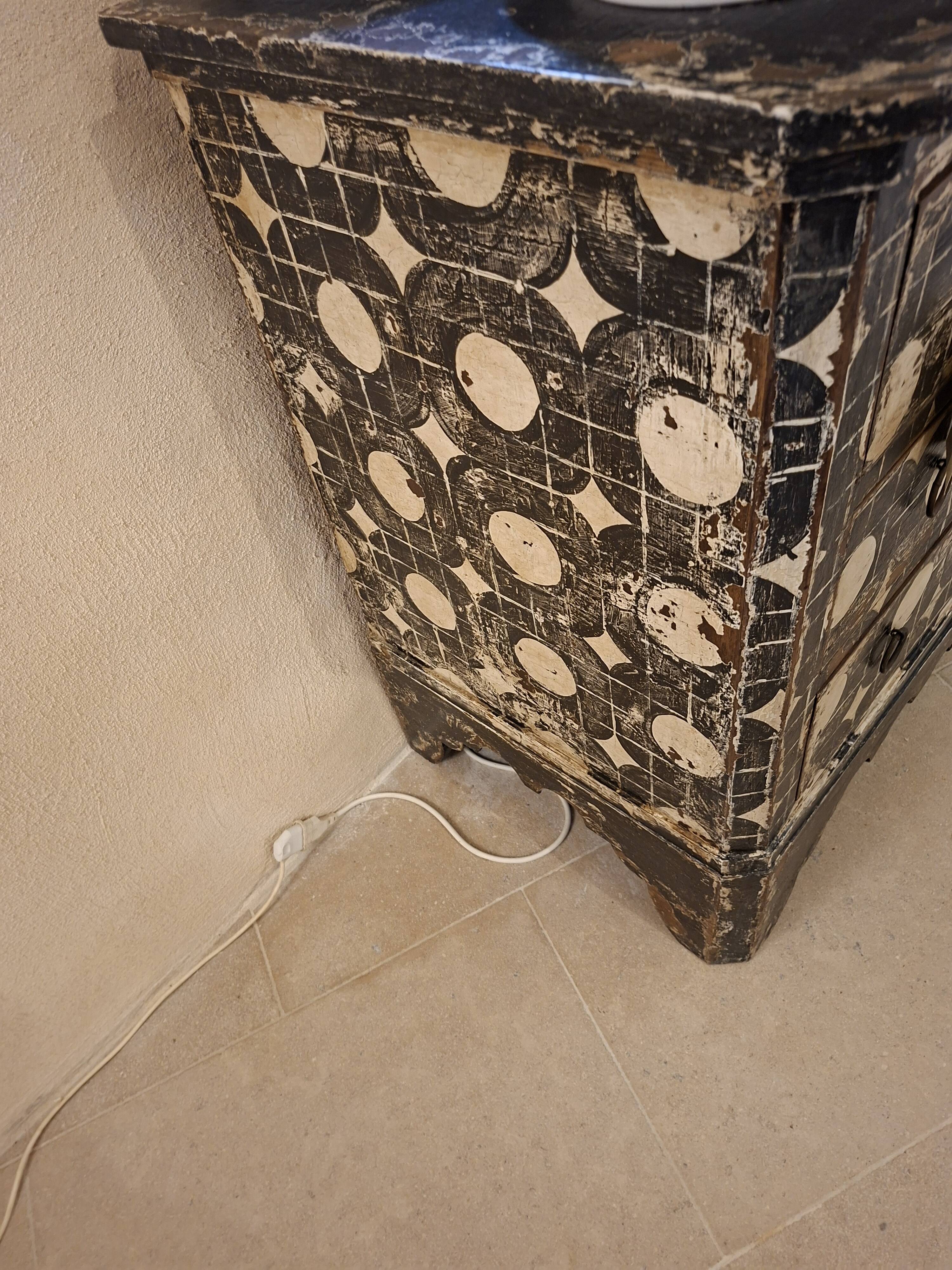 Italian commode