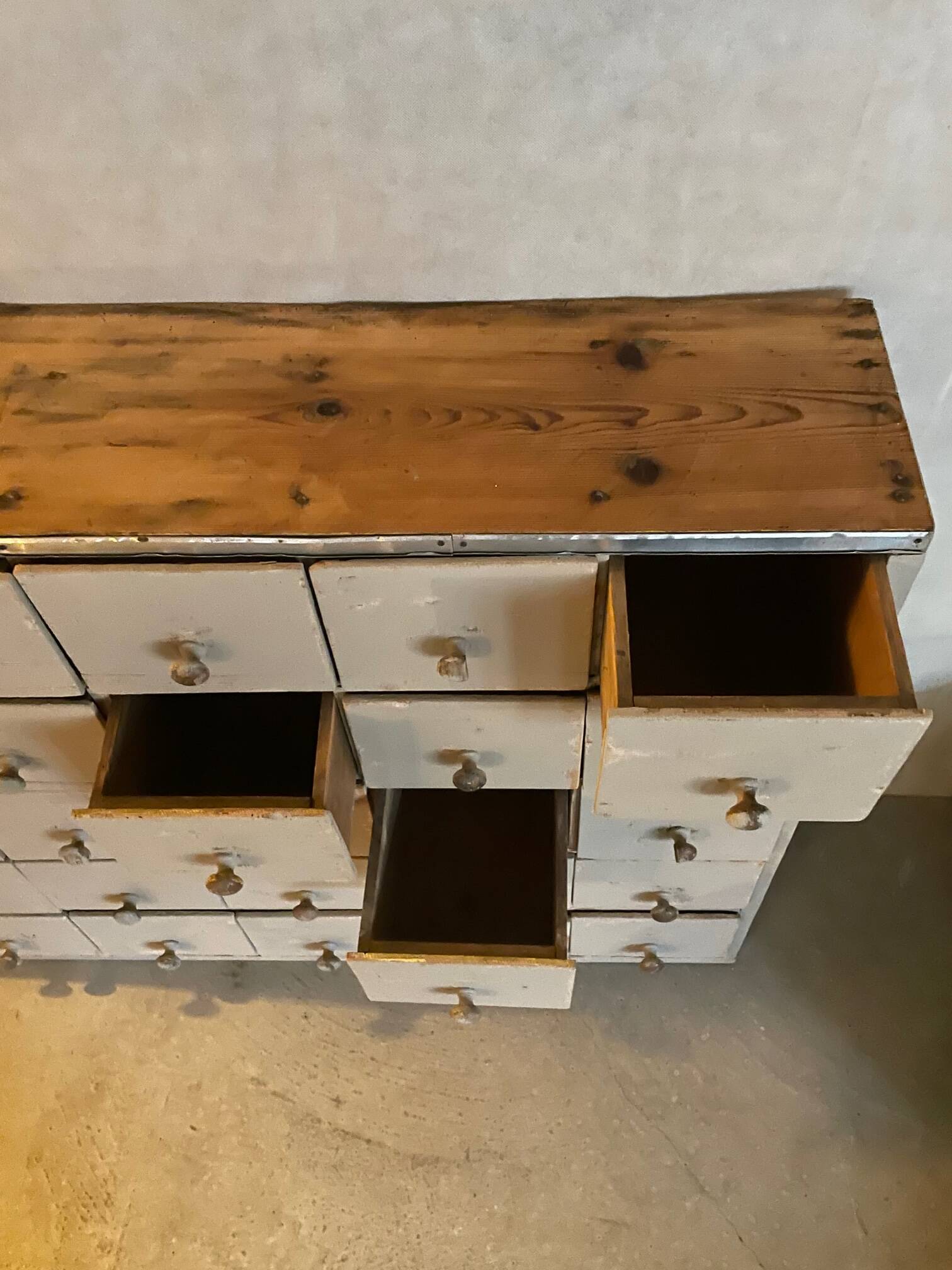 Meuble à 30 tiroirs