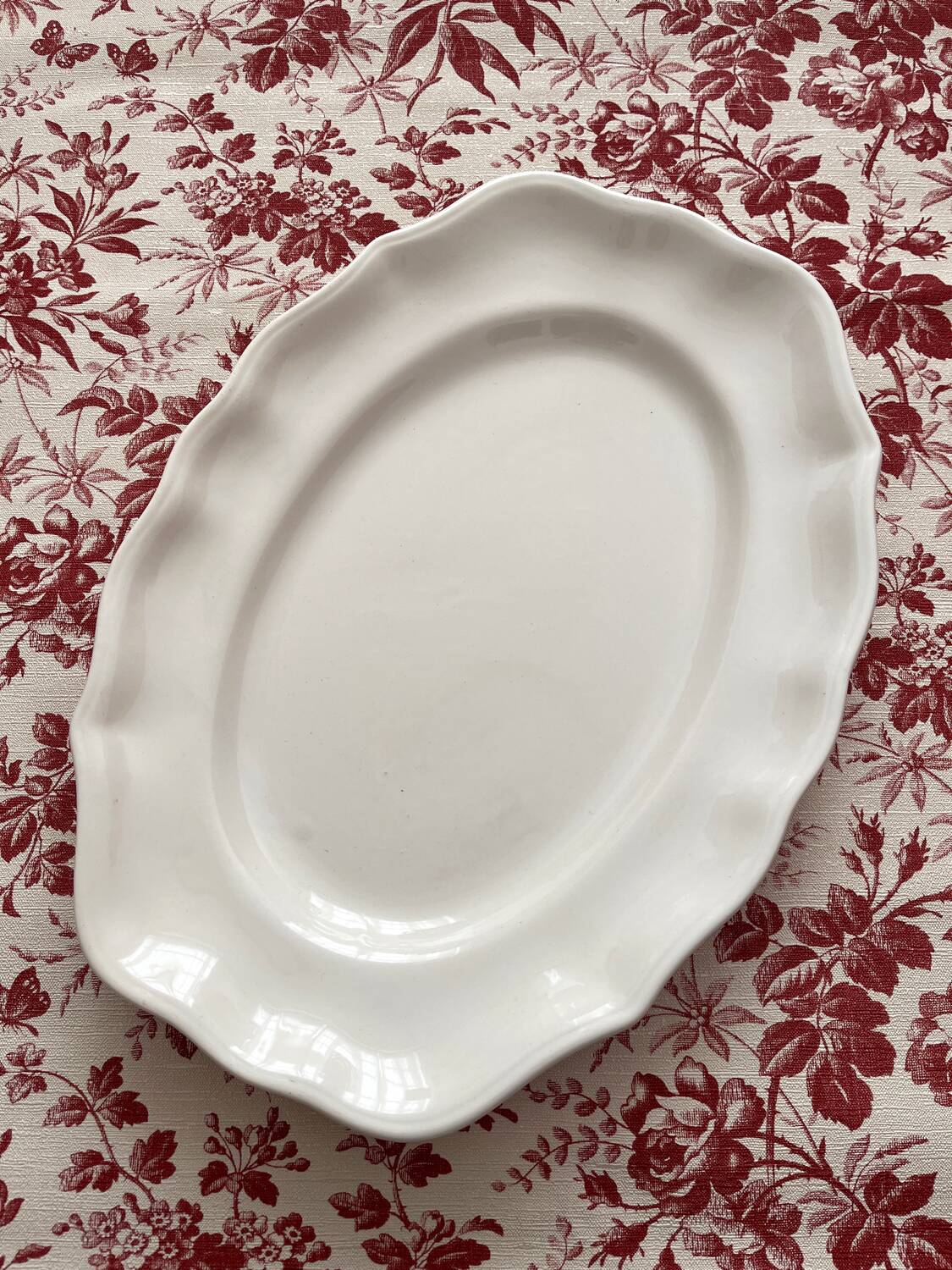 Scalloped oval dish in Saint Clément earthenware