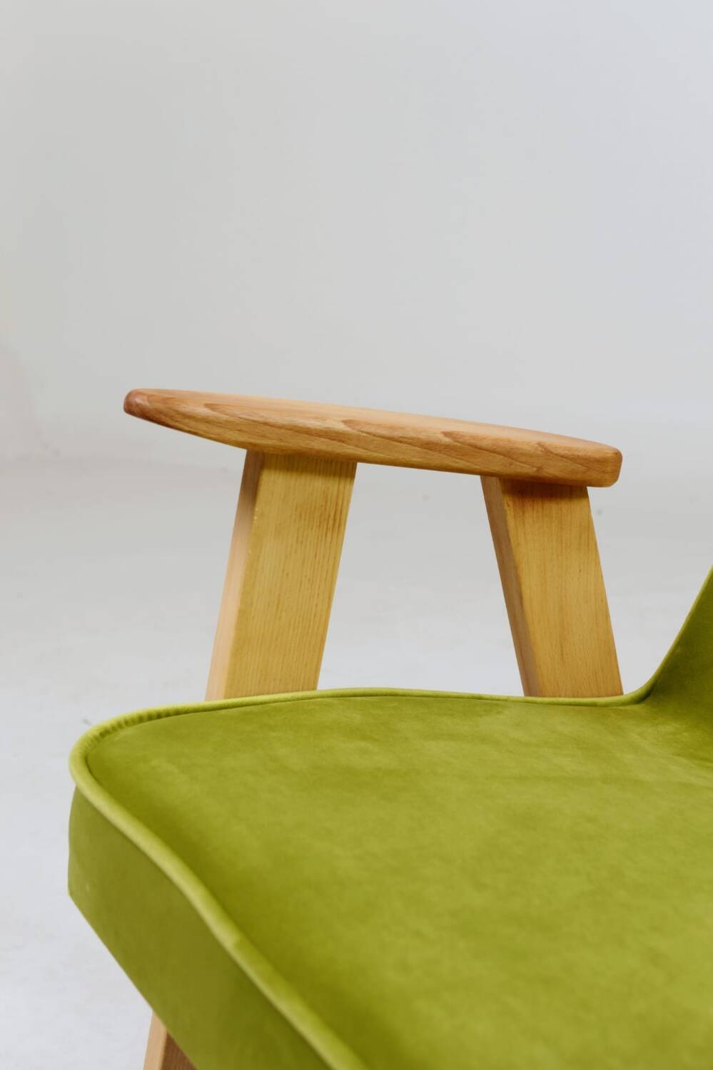 Fauteuil moderne en velours vert lime design par Chierowski