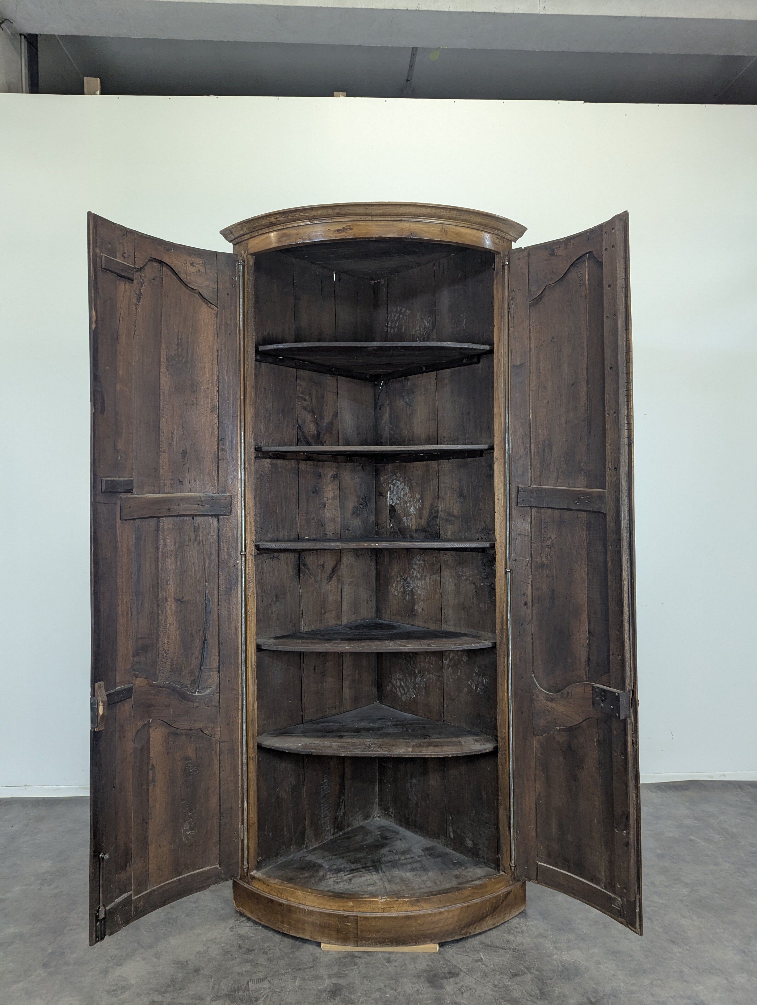 Encoignure en noyer fin XVIII ème