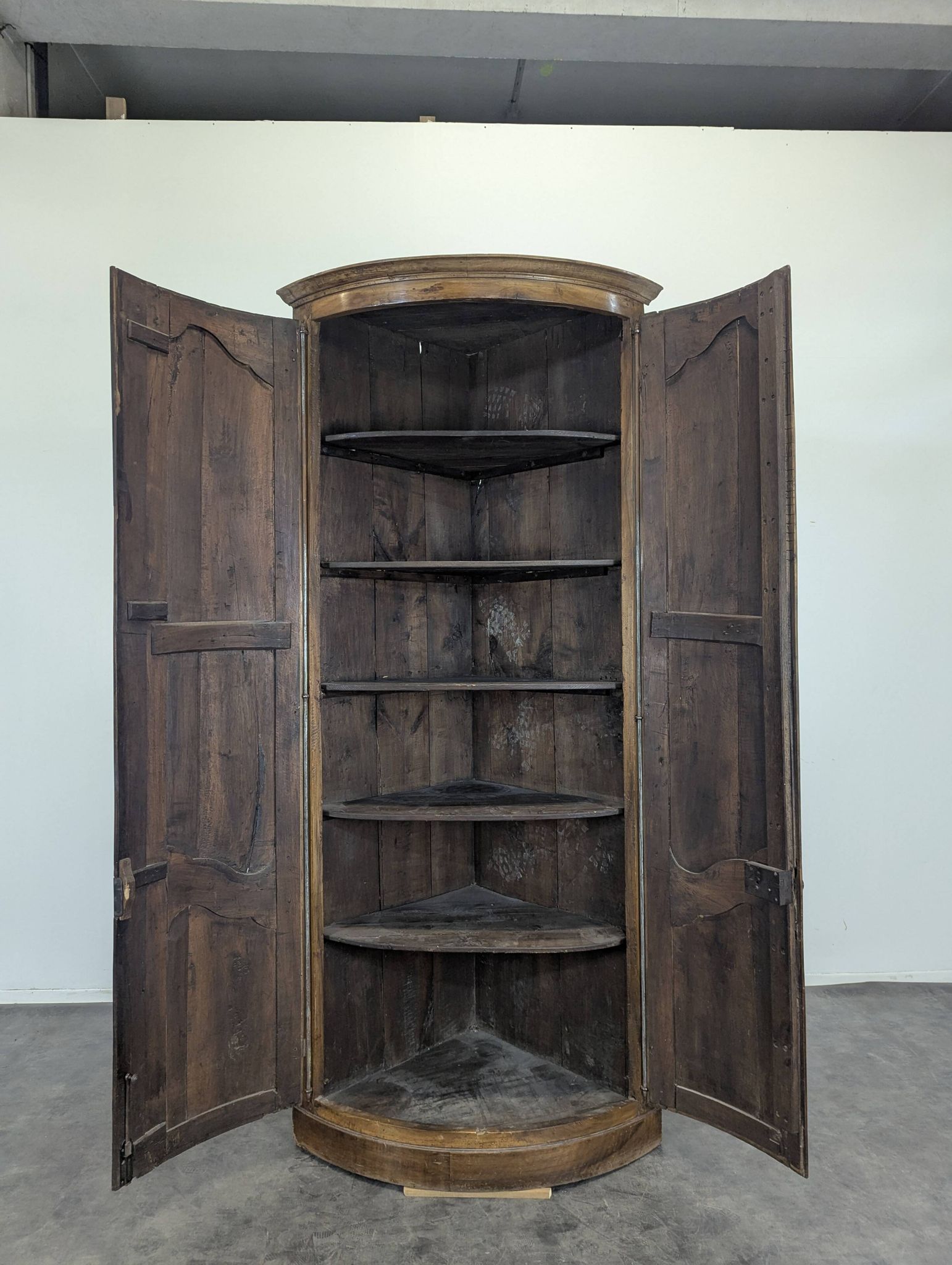 Corner cabinet in fine walnut, late 18th century.