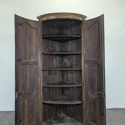 Corner cabinet in fine walnut, late 18th century.