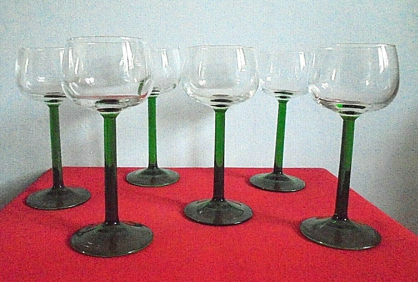 Lot 6 glasses on foot with white wine Height 16.5 cm