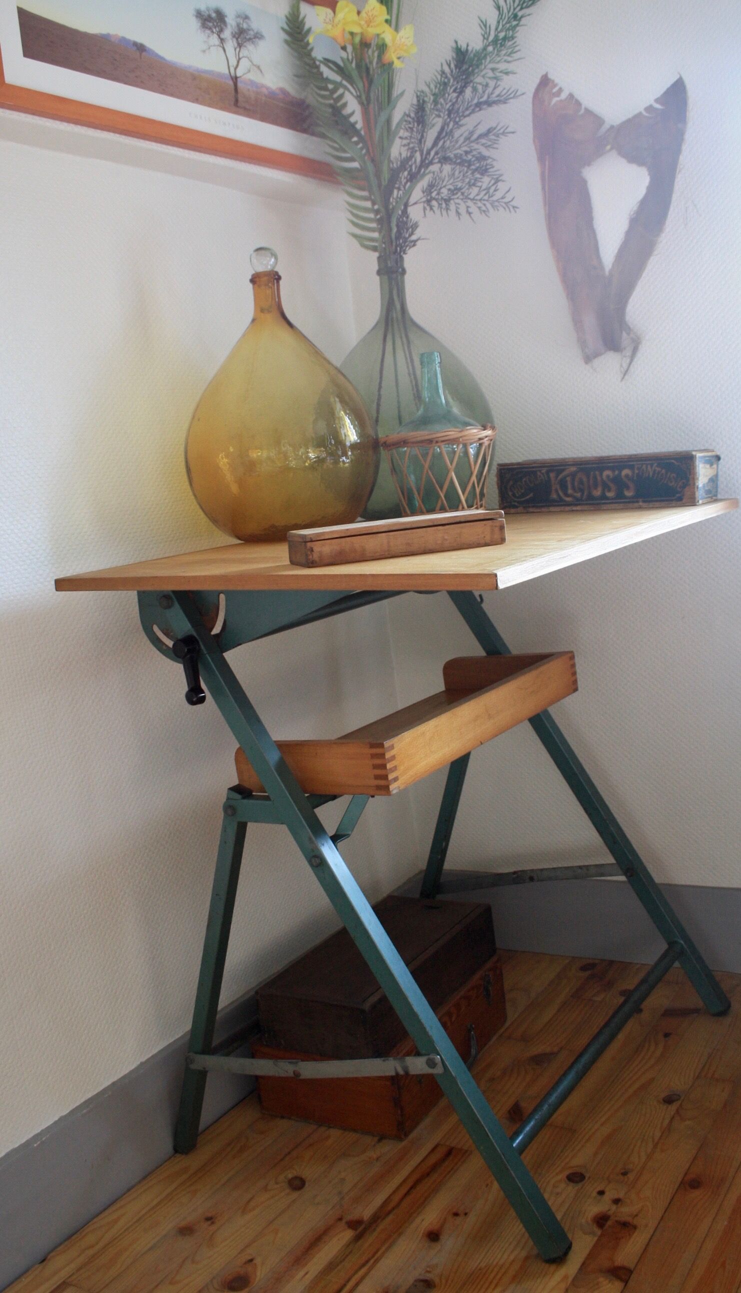 Adjustable drawing table