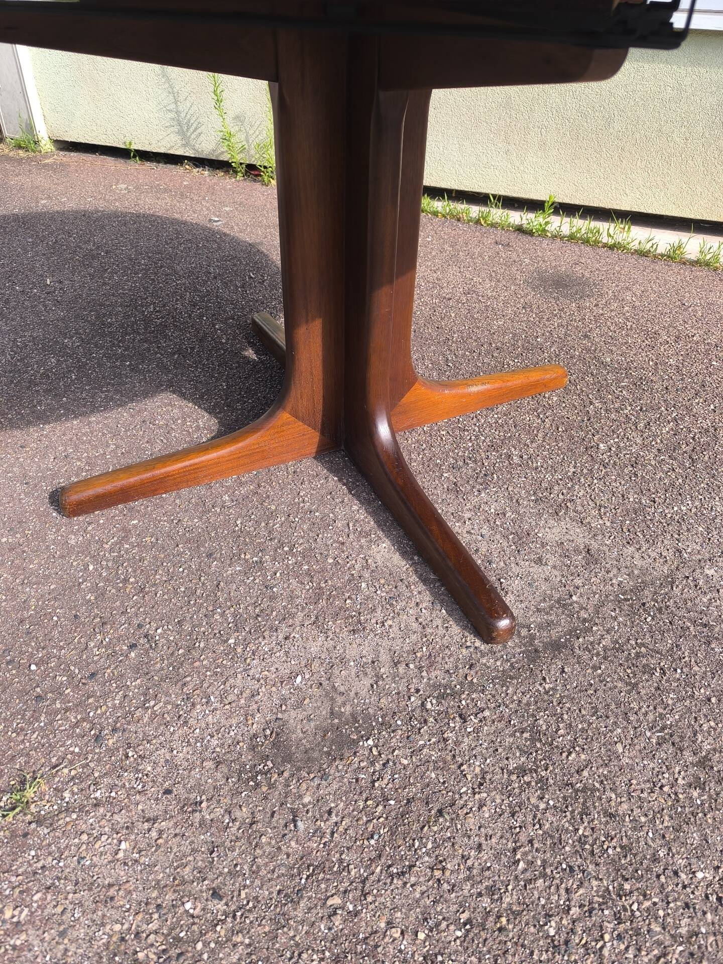 Extendable round table for 4 to 6 people, wood.