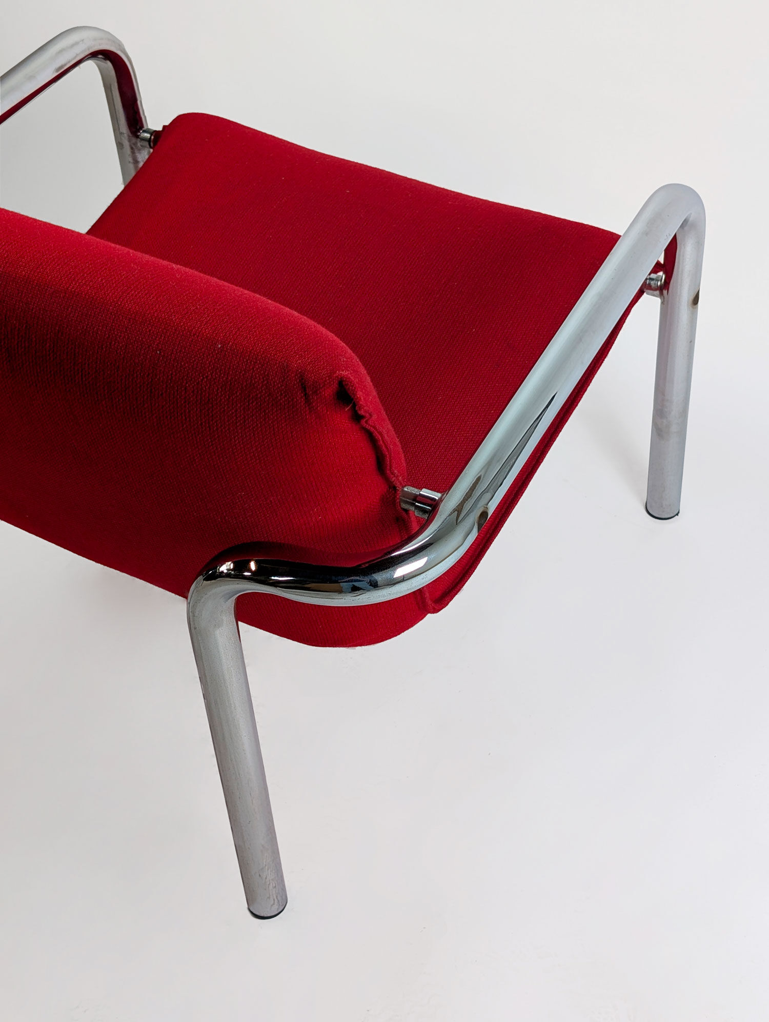 Pair of Italian armchairs in chromed metal and red fabric, 1970