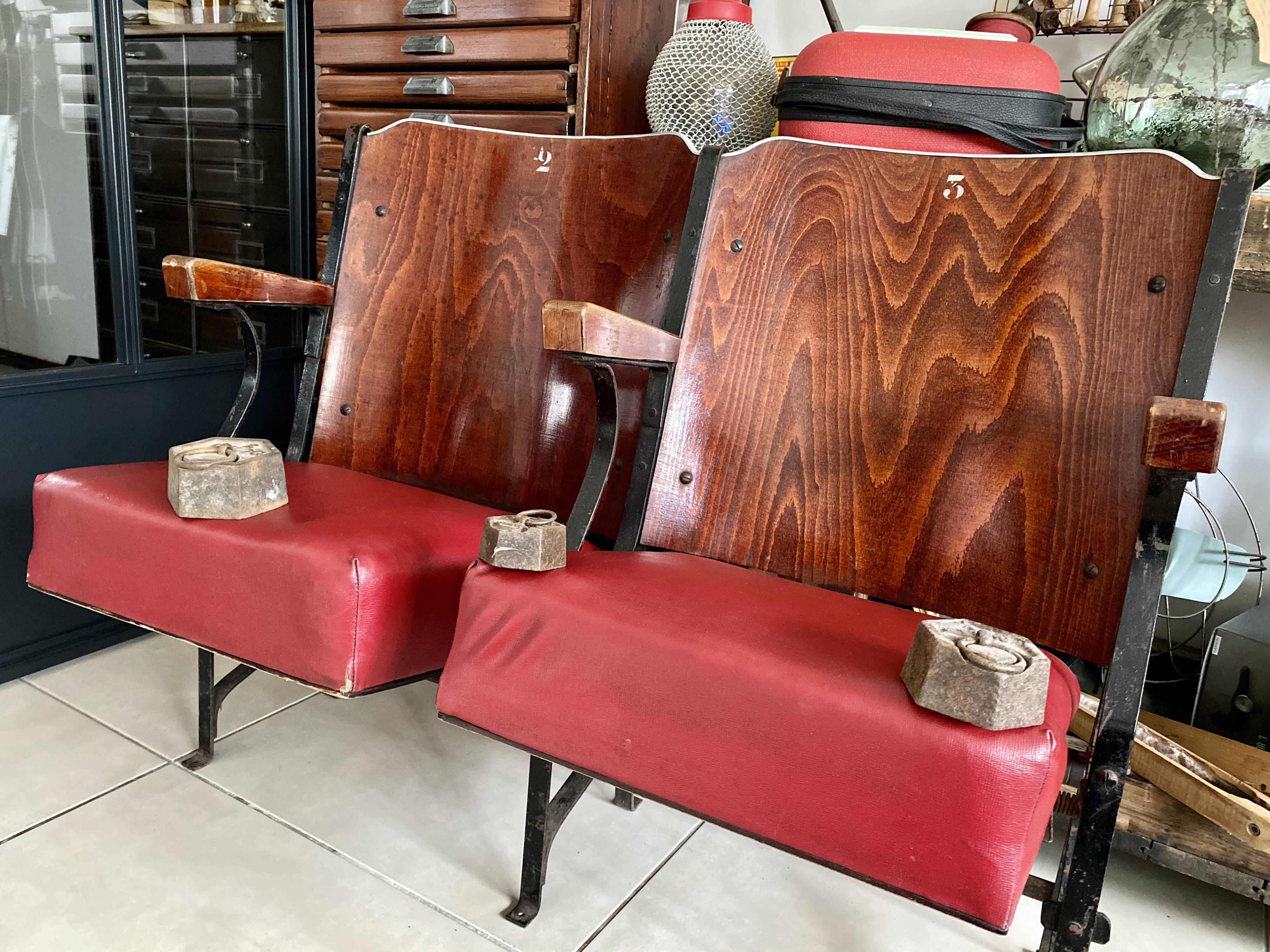 Paire de fauteuils de cinéma vintage