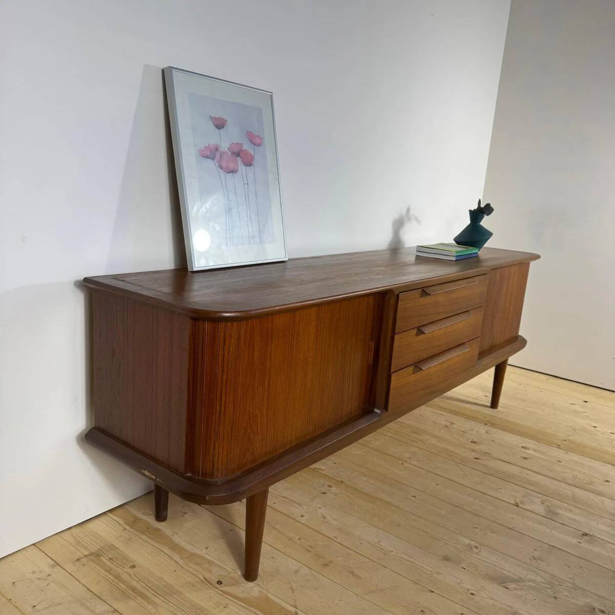 Vintage teak sideboard with rounded edges and sliding doors – mid-century Scandinavian design.