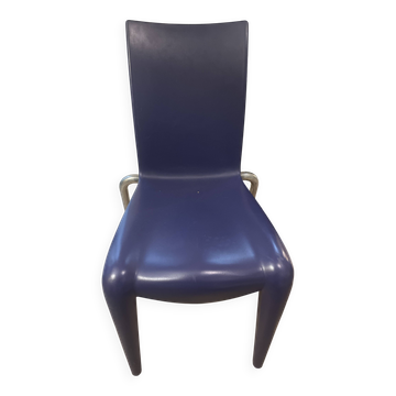 Fauteuil Louis 20 vintage Philippe Starck, coque en plastique moulé bleu et pieds en métal
