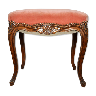 Rests wooden feet and velvet