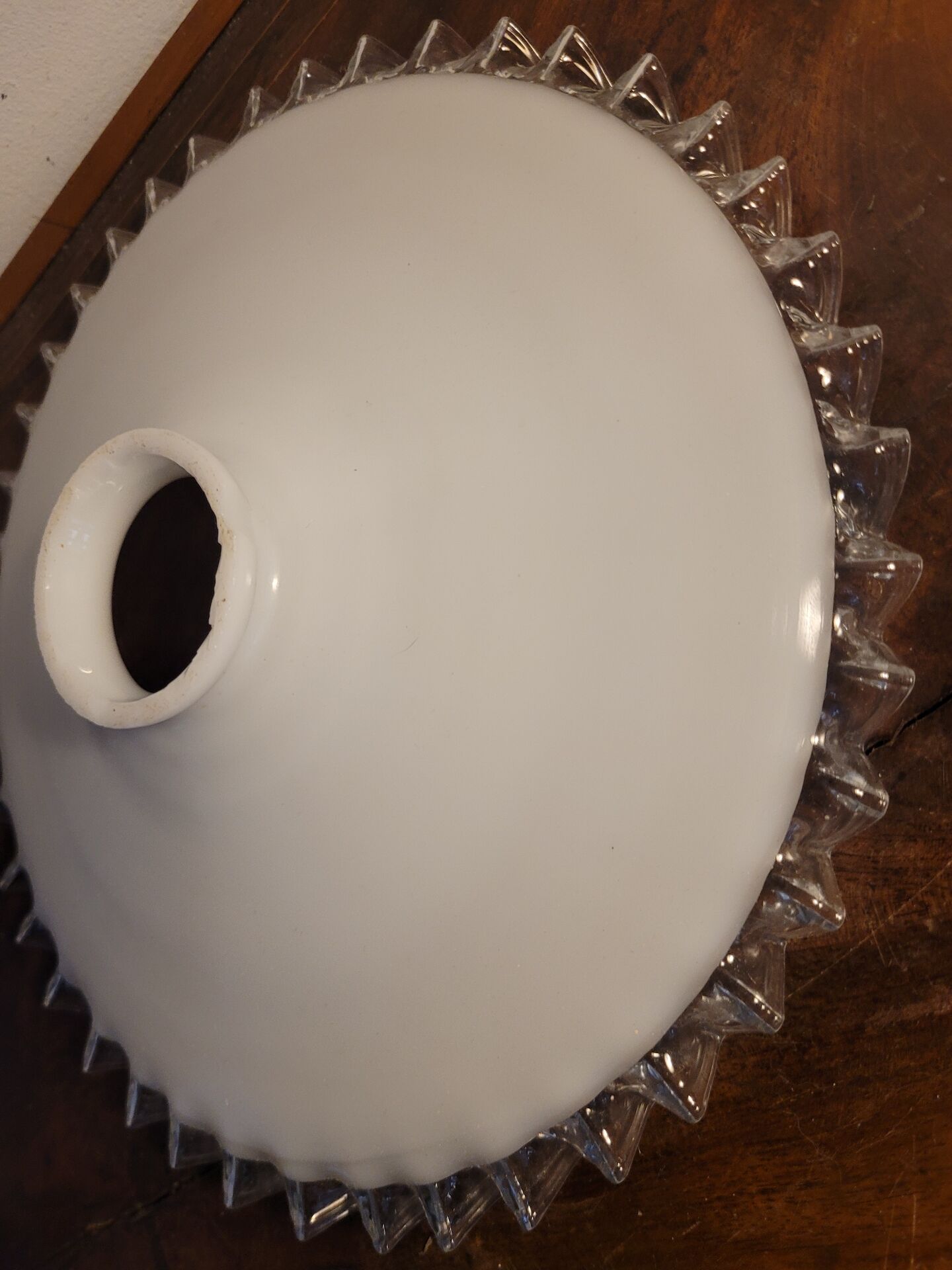 White opaline lampshade with a scalloped edge Ø 25.5 cm, first half of the 20th century.