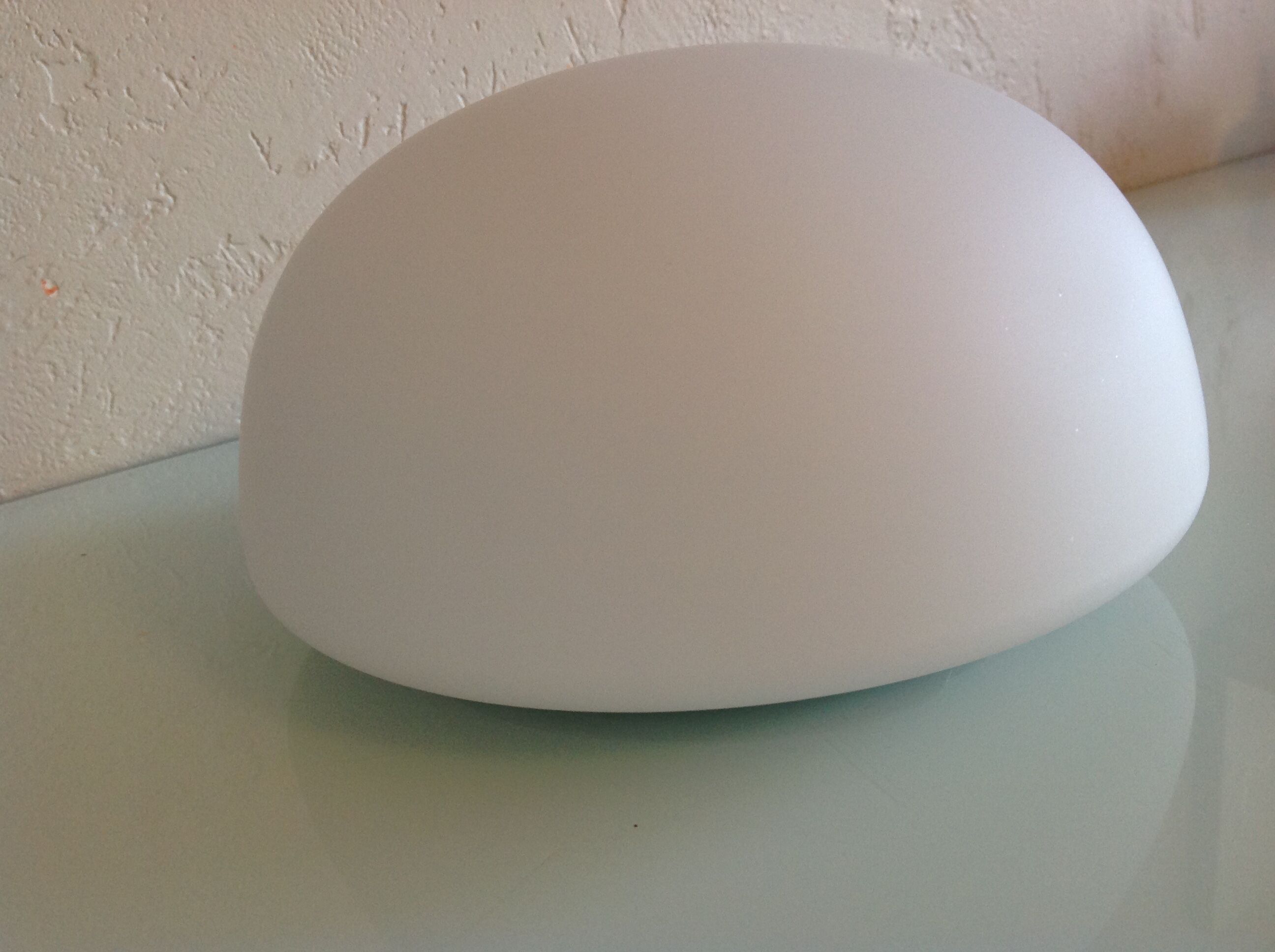 Plafonnier demi lune en opaline blanche vintage années 60/70