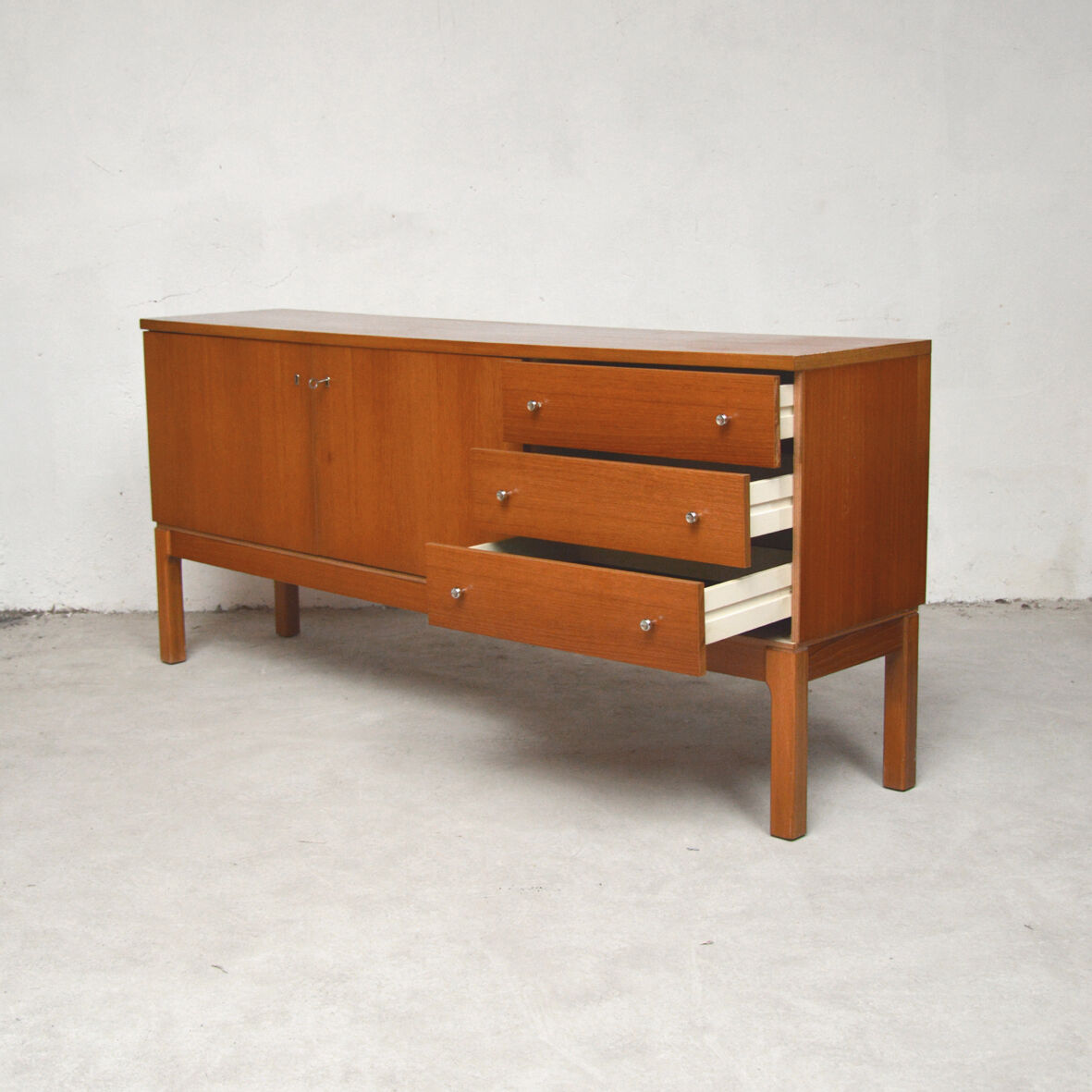Veneer teak sideboard, 1976