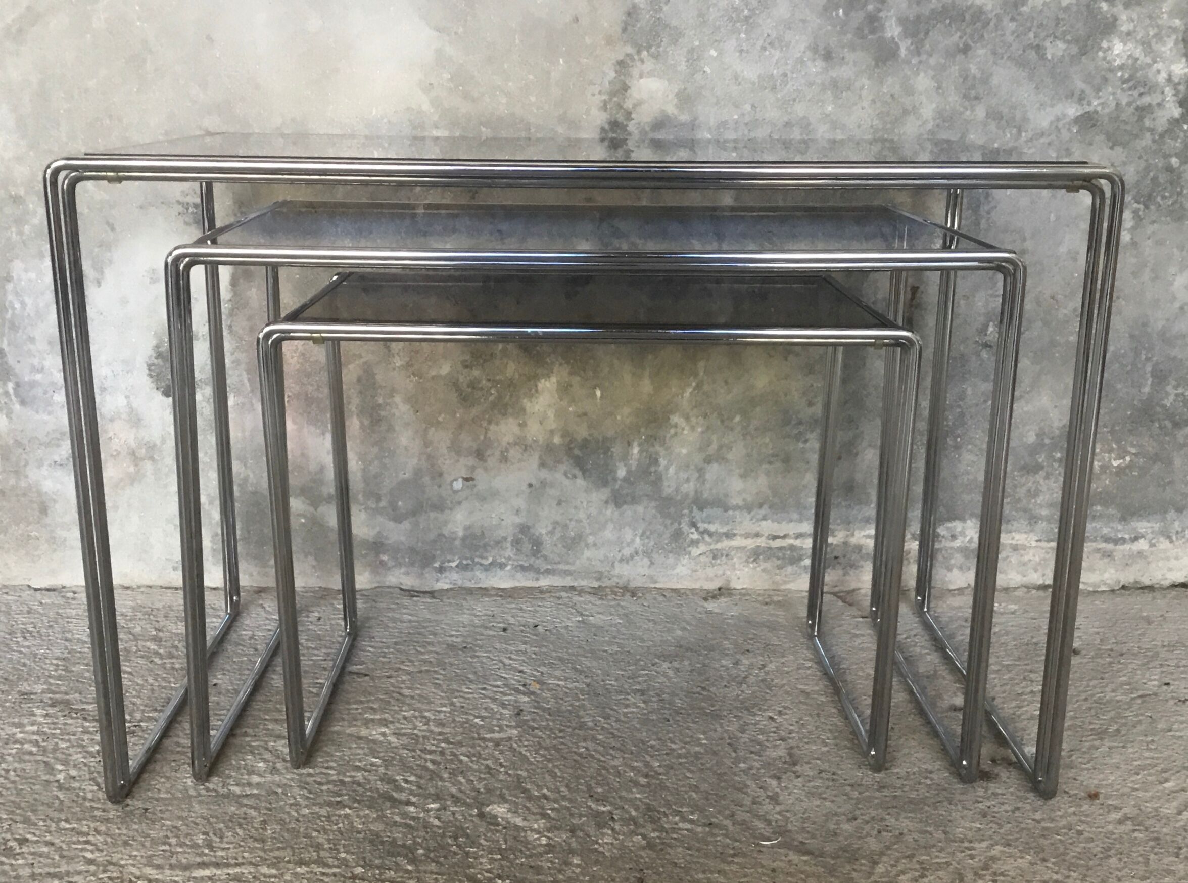 Suite of 3 space-age nesting tables stainless steel and glass - design 1970