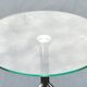 Table d’appoint tripode moderniste en verre trempé et métal chromé