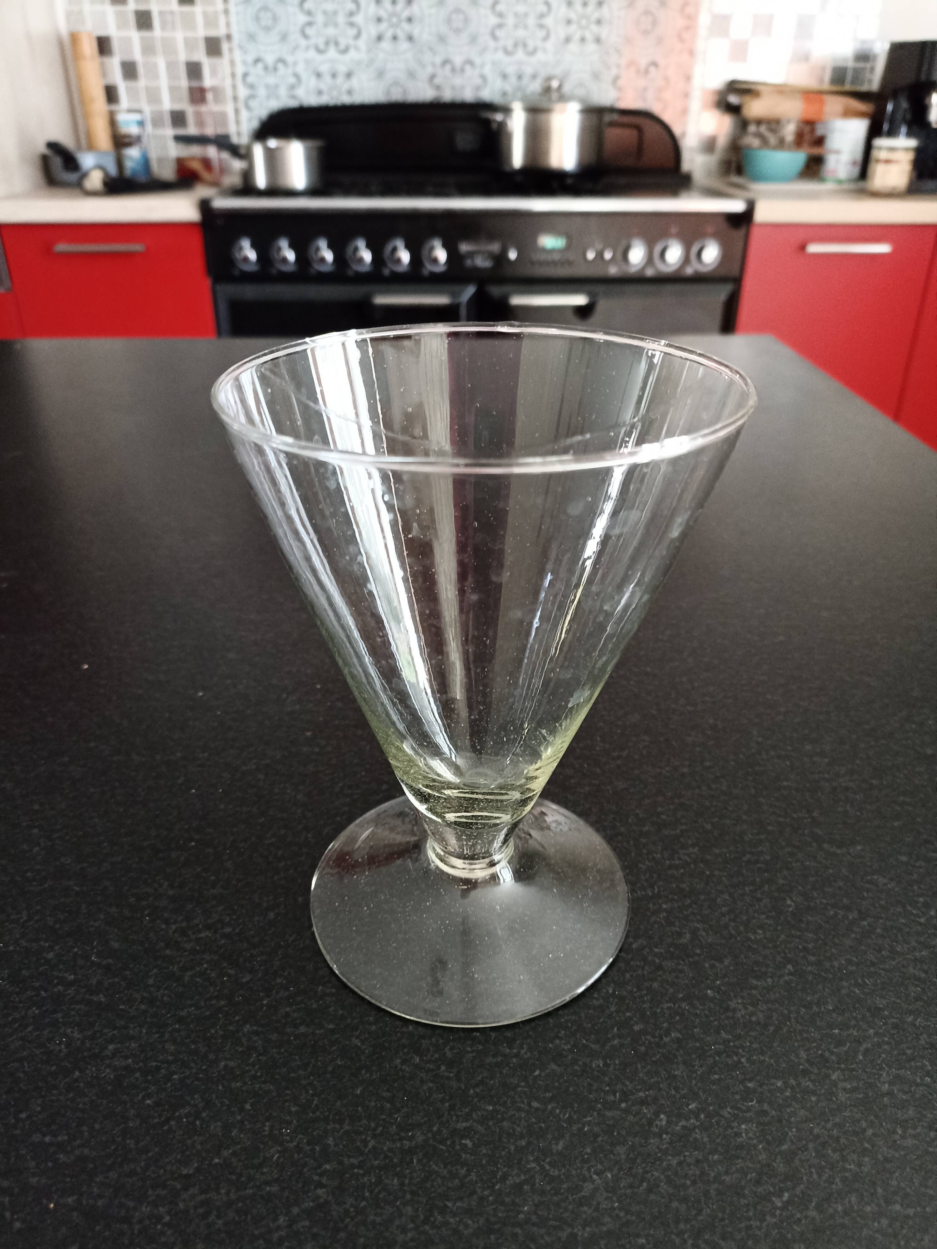 Vase conique à pied