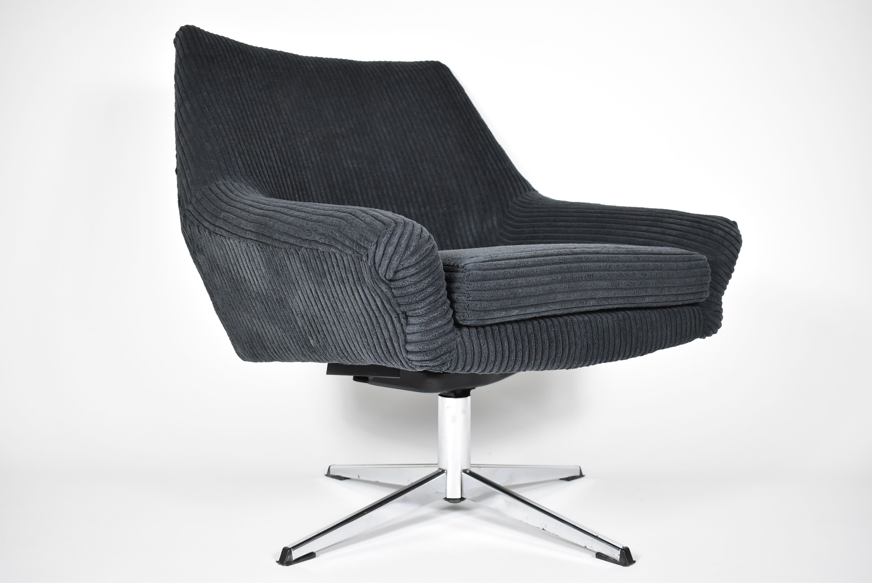 Mid-century armchair Shell, Deutsche Democratic Republic, DDR, 1960s, Black Cord, Chrome