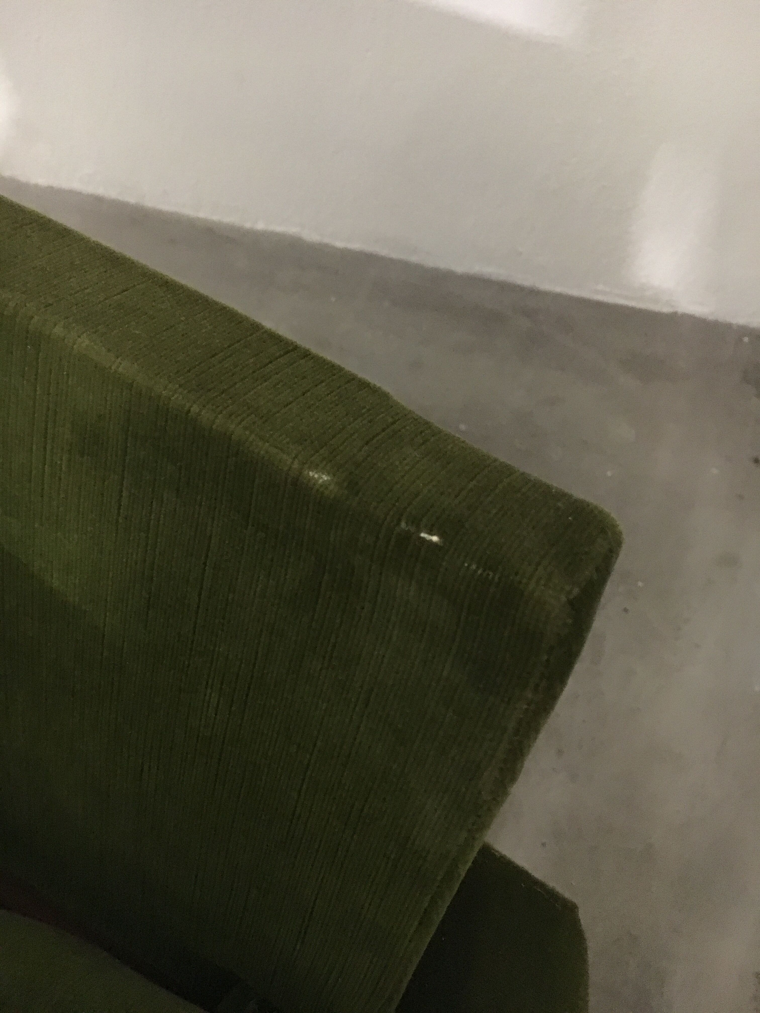 Paire de fauteuils, velours vert à roulettes, des années 70