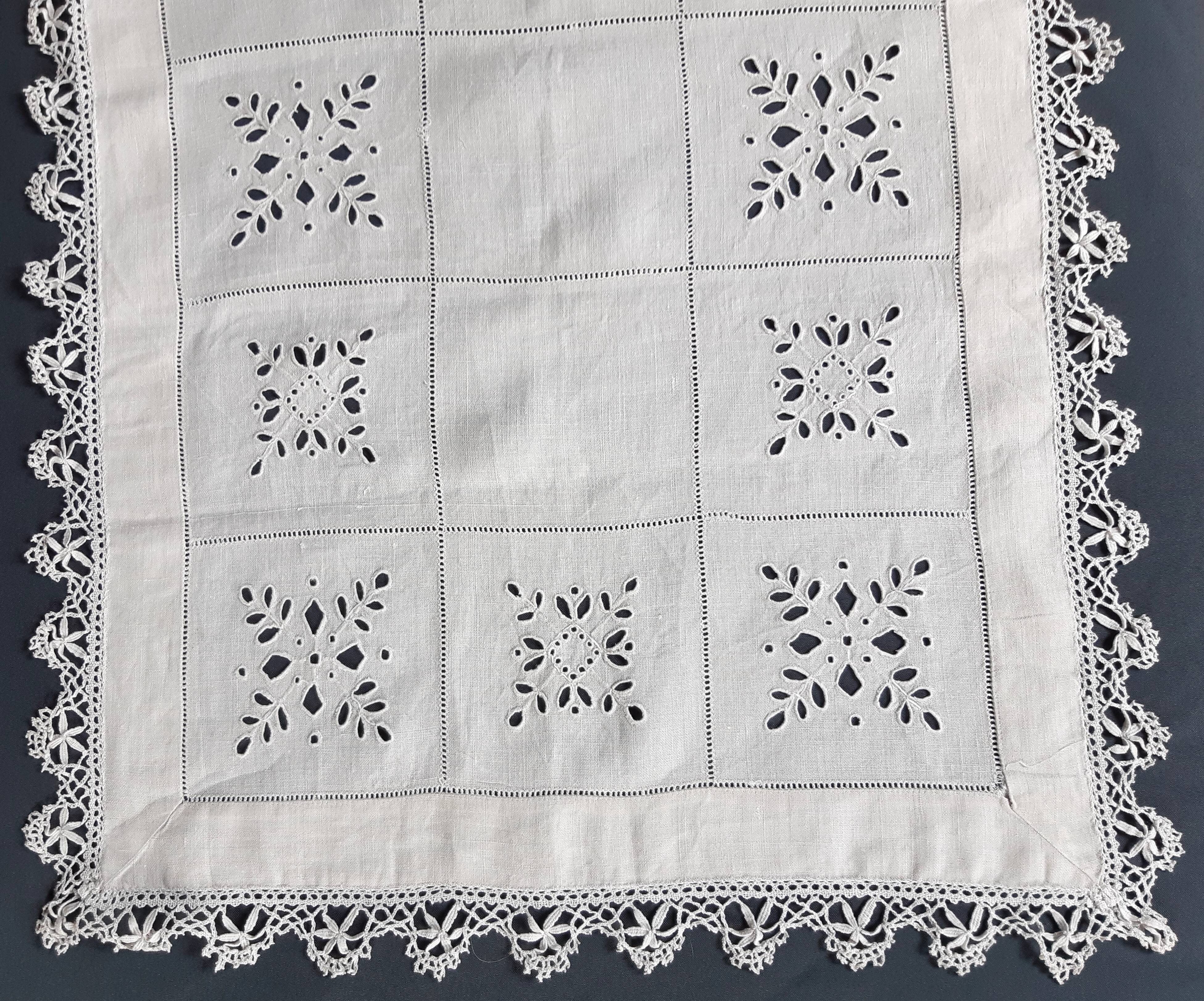 Embroidered table center, surrounded by lace from puy