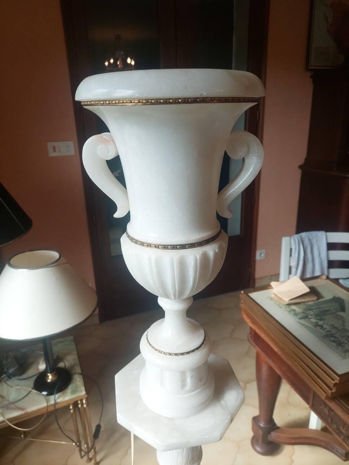 Antique style lamp with marble effect