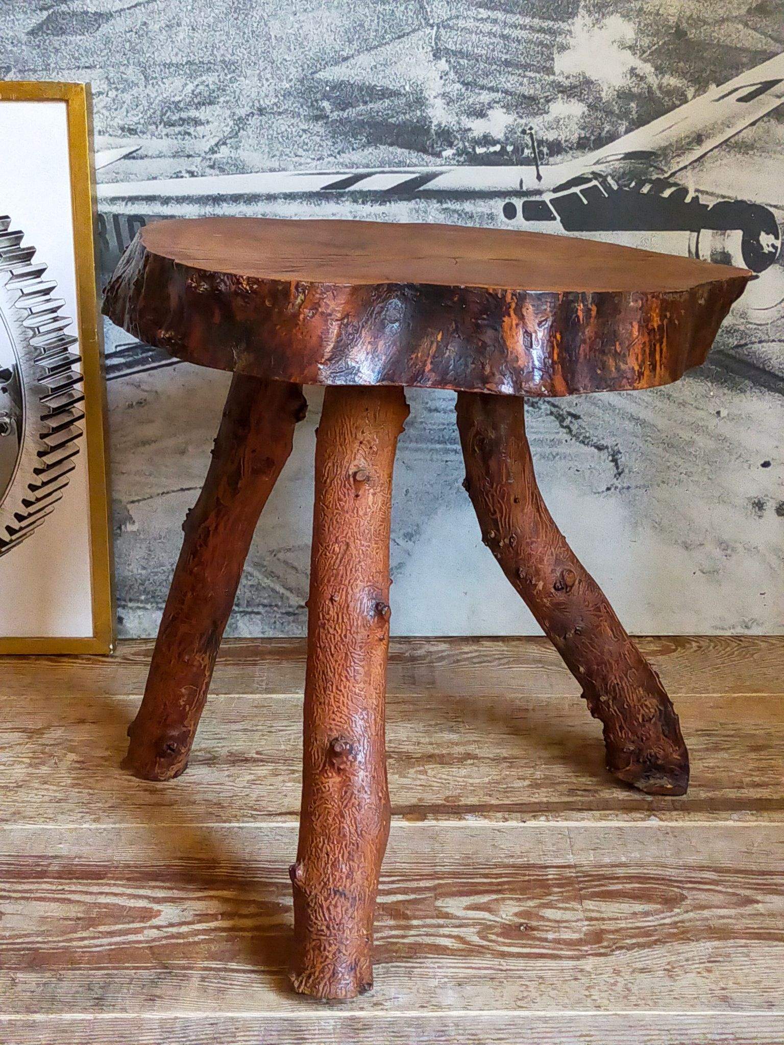 Table bout de canapé brutaliste en bois massif