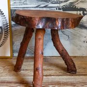 Table bout de canapé brutaliste en bois massif