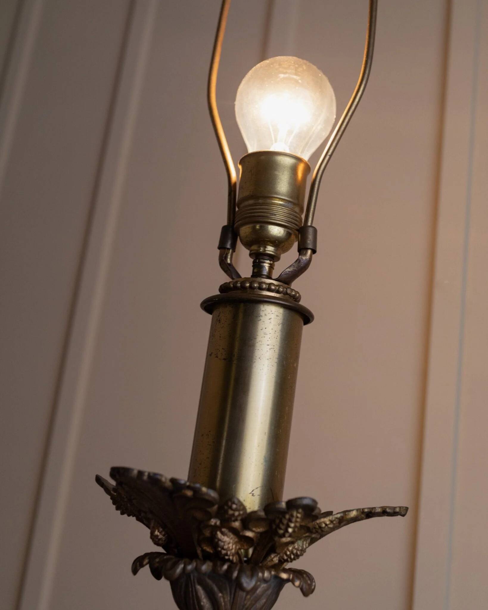 Lampe de table en laiton vintage avec colonne en verre rouge foncé, style Empire, fabriquée aux États-Unis dans les années 1910.