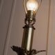 Lampe de table en laiton vintage avec colonne en verre rouge foncé, style Empire, fabriquée aux États-Unis dans les années 1910.