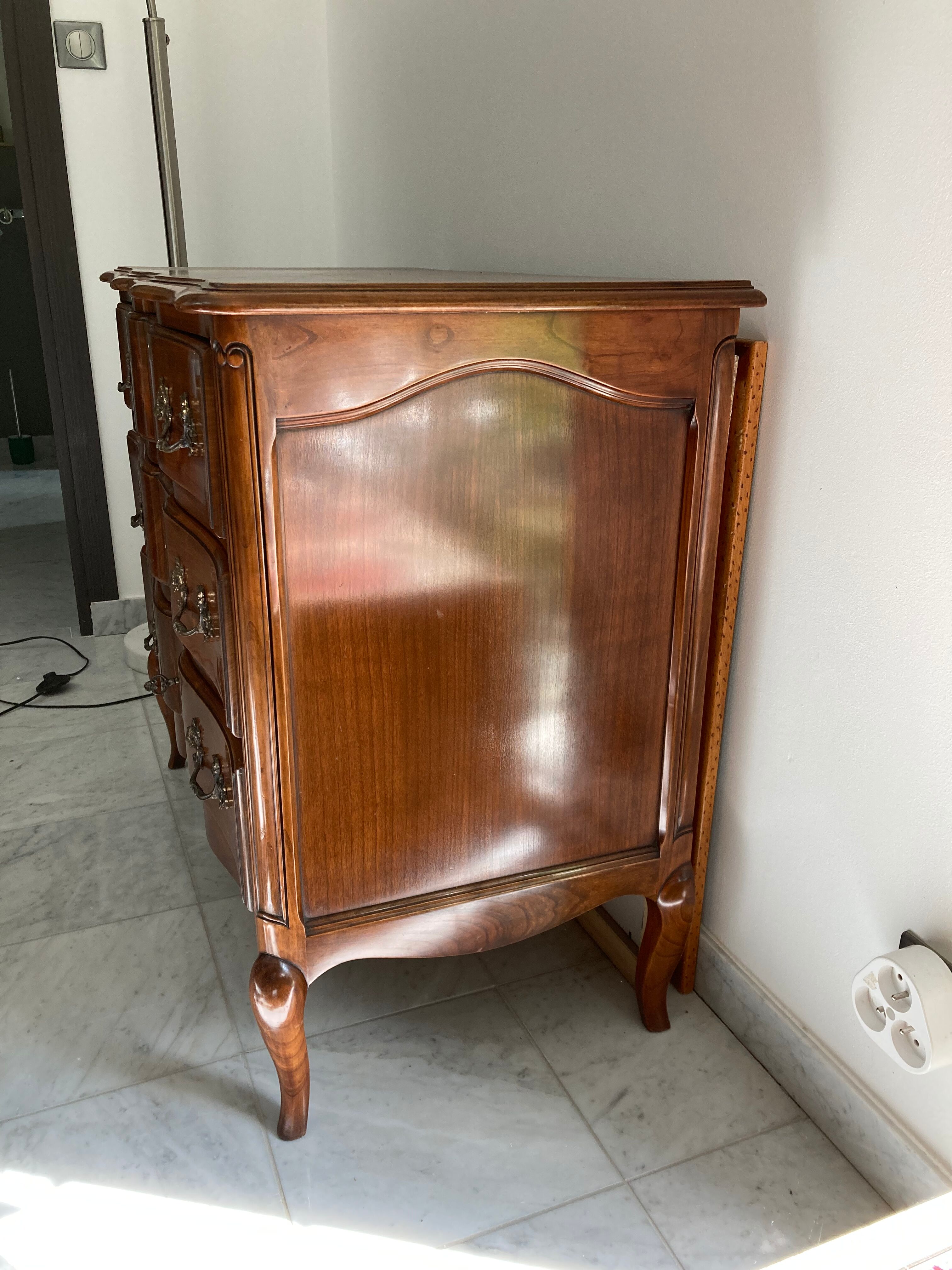 Style chest of drawers