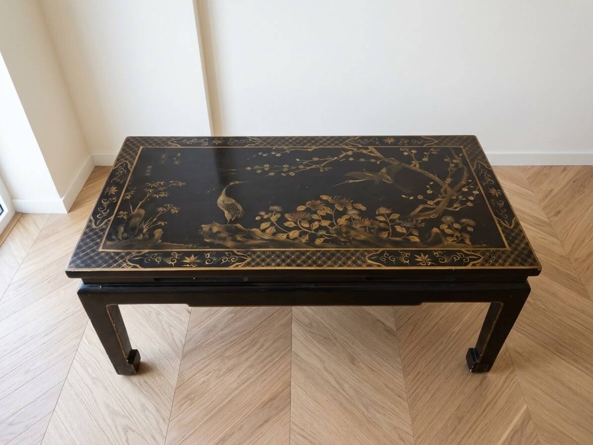 Chinese coffee table in black and gold wood.