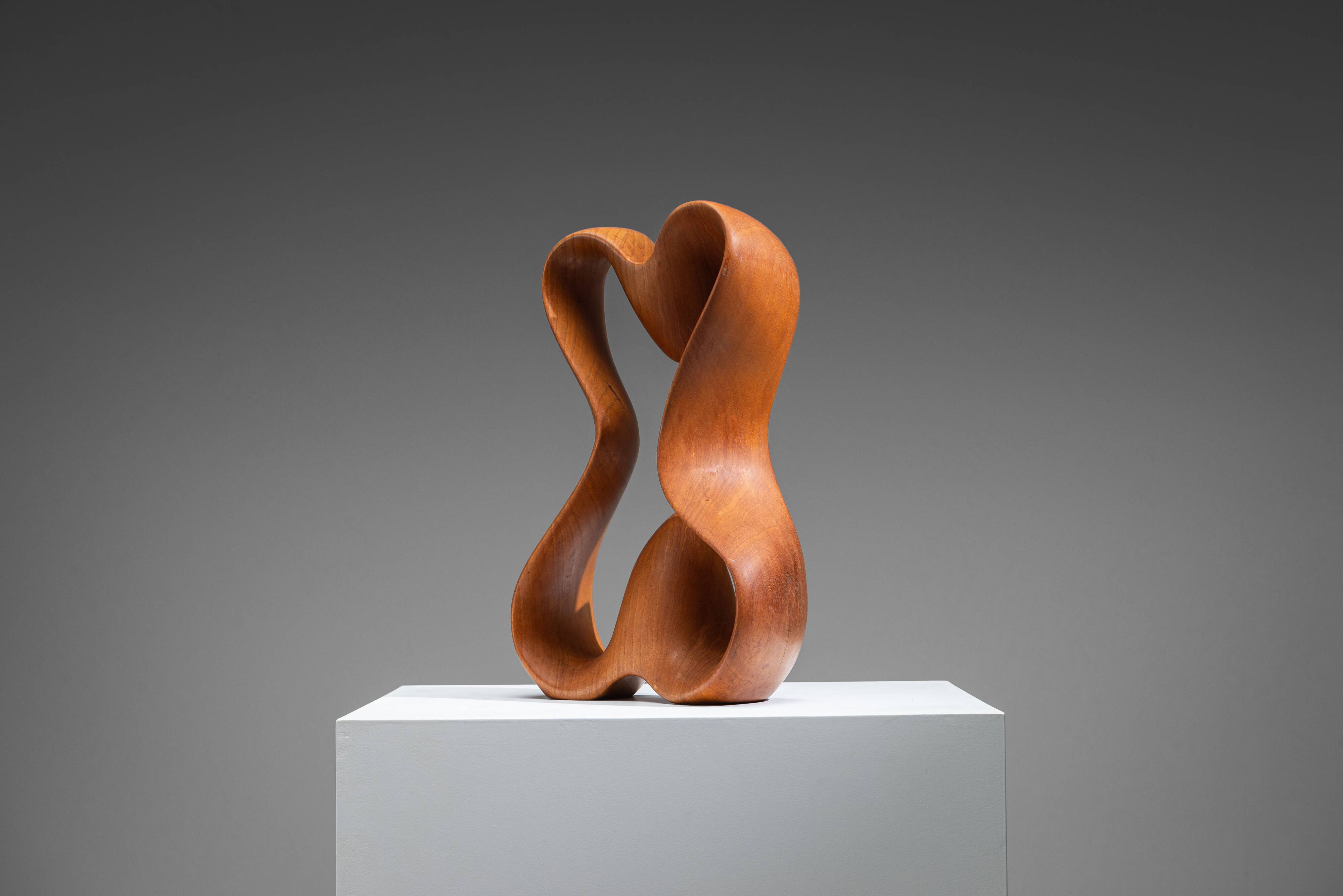 Sculpture abstraite avec des courbes organiques fluides.