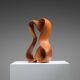 Sculpture abstraite avec des courbes organiques fluides.