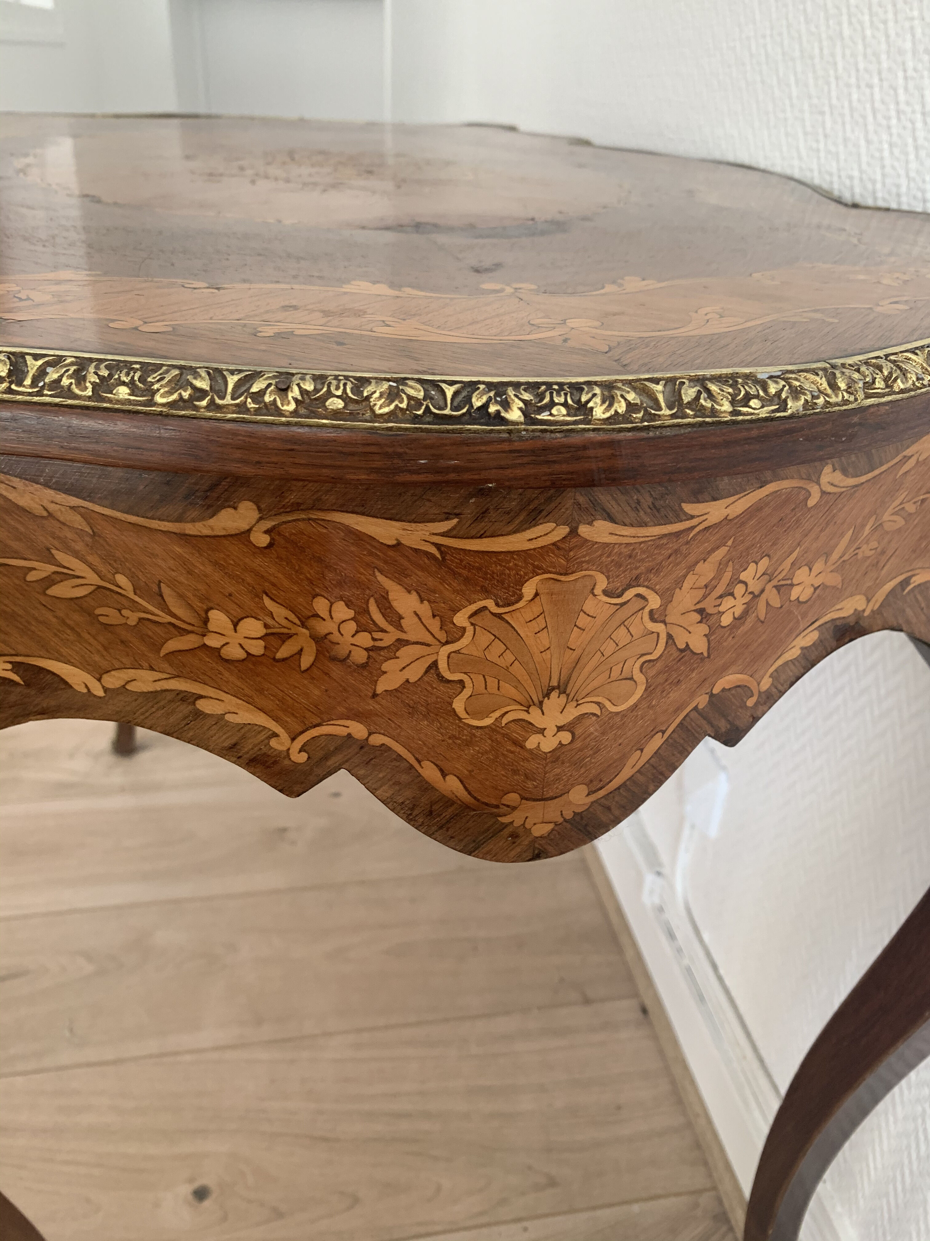 Table d'appoint vintage bois marqueté et laiton