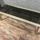 Table basse design en métal doré et verre teinté