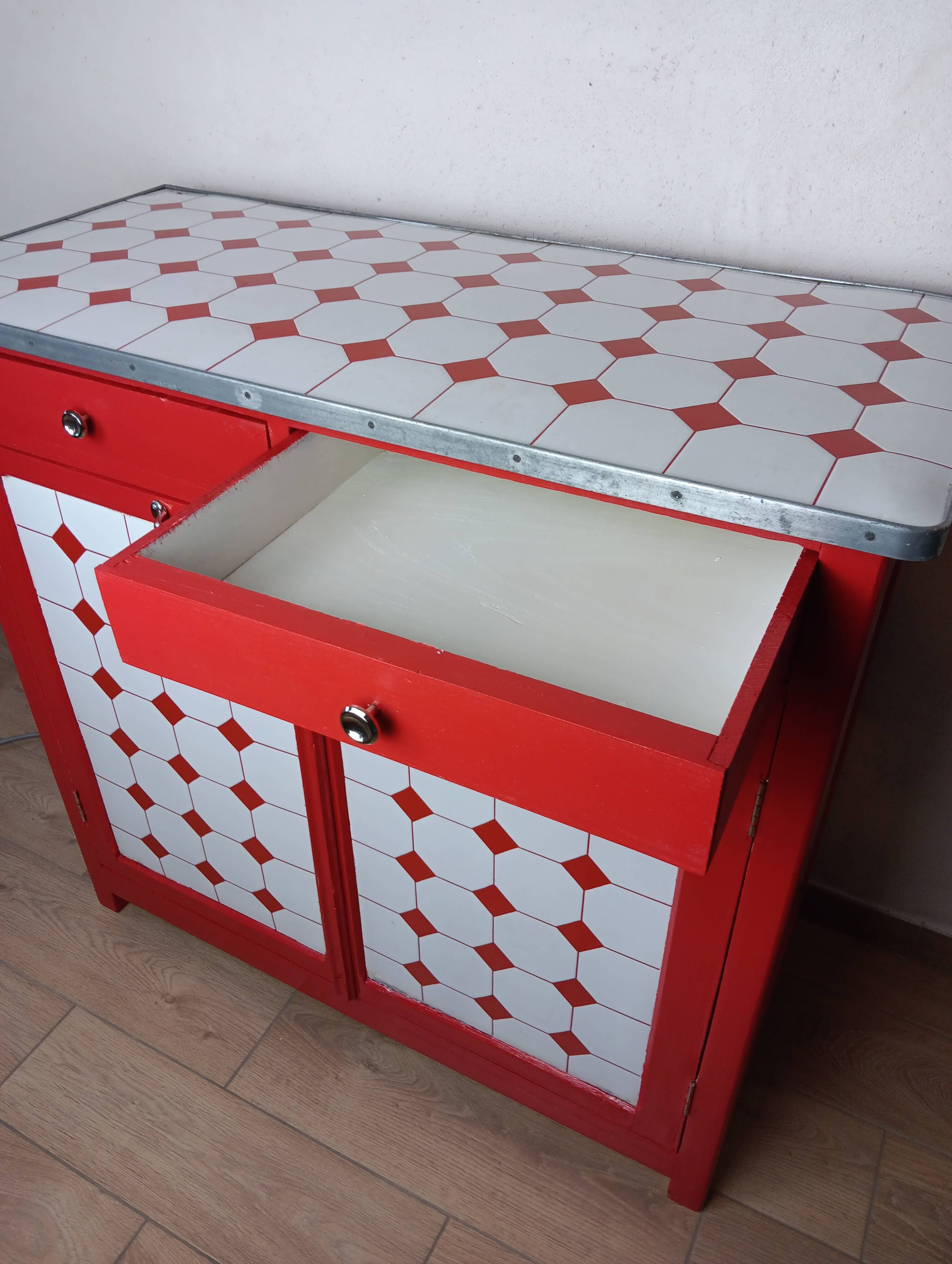 Meuble de métier , buffet parisien en tôle émaillé rouge et blanc