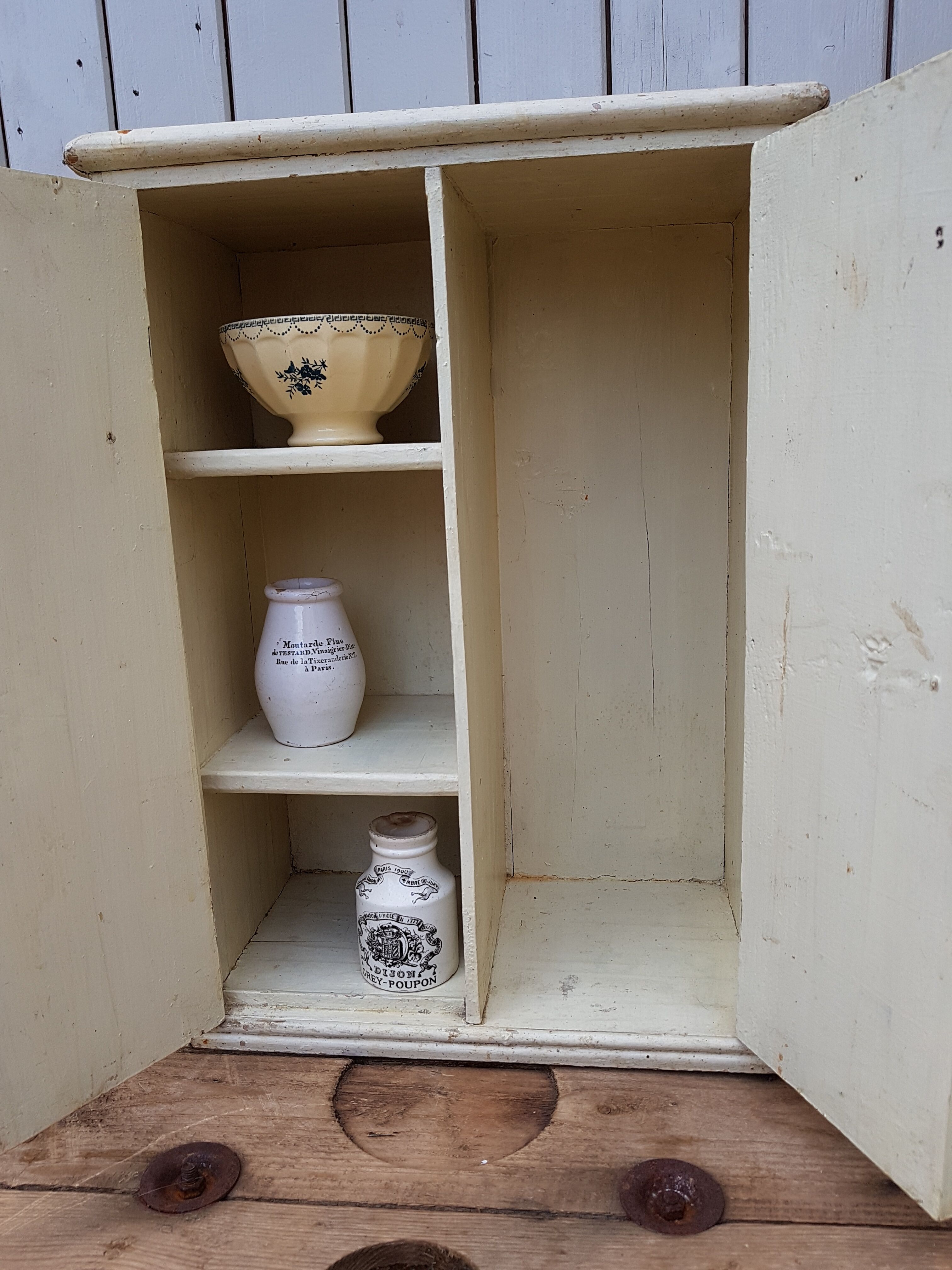 Ancienne armoire à pharmacie en bois patinée blanche