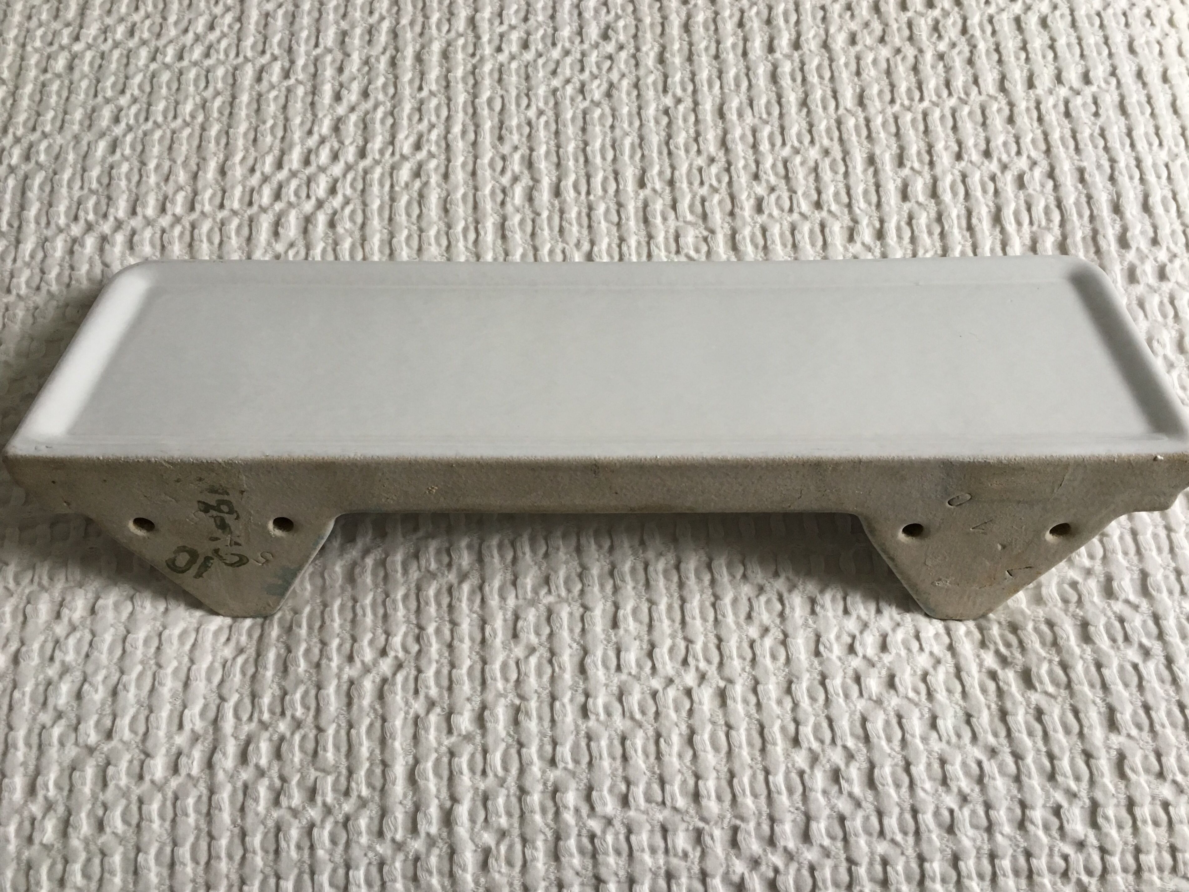 Shelf in white ceramic 1910