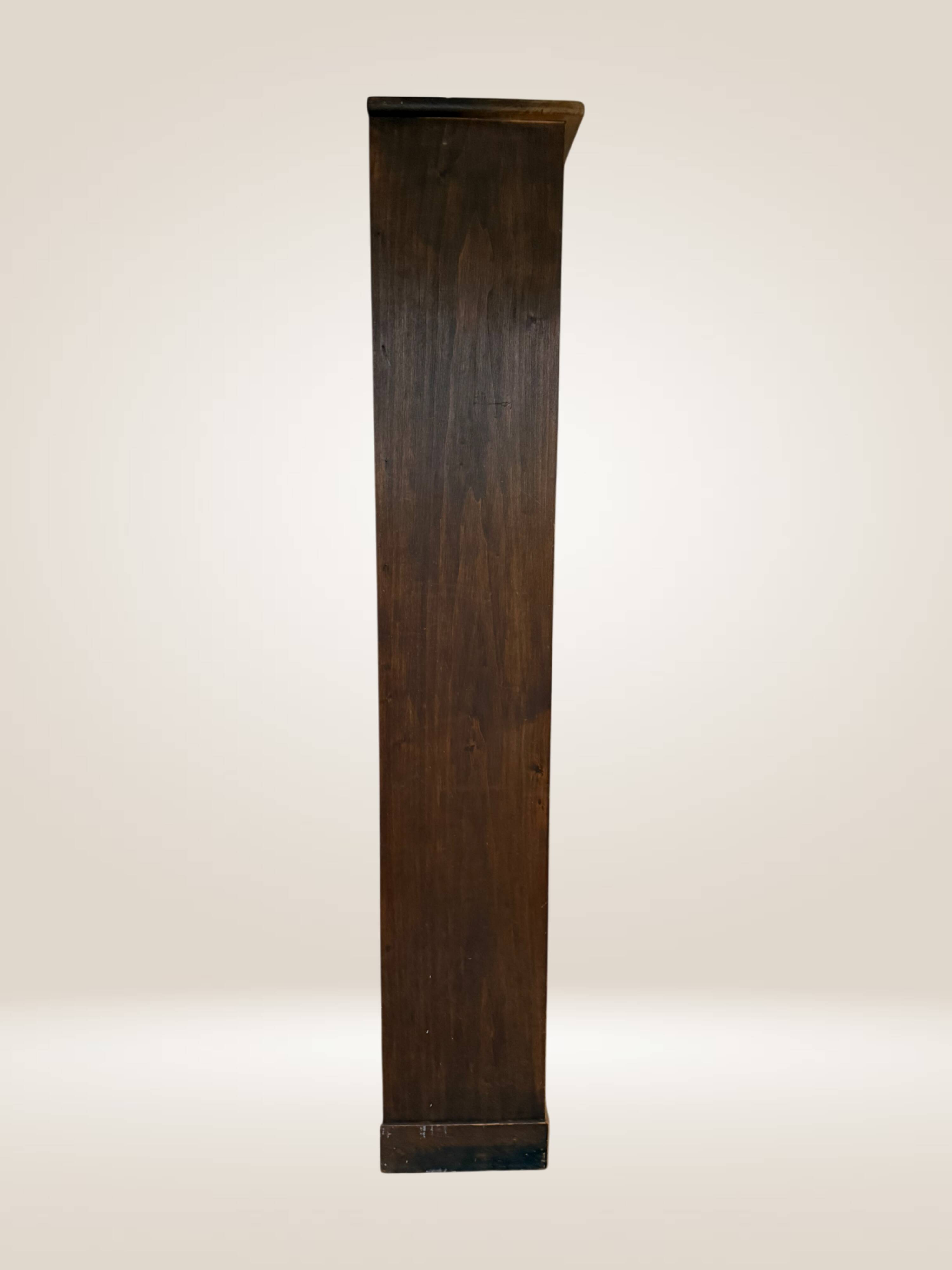 Notary desk with blue flaps, also known as a card index.