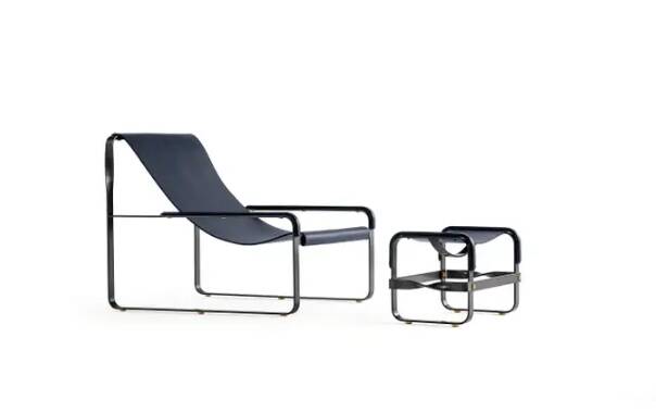 Contemporary exclusive chaise longue in black metal and navy blue leather.
