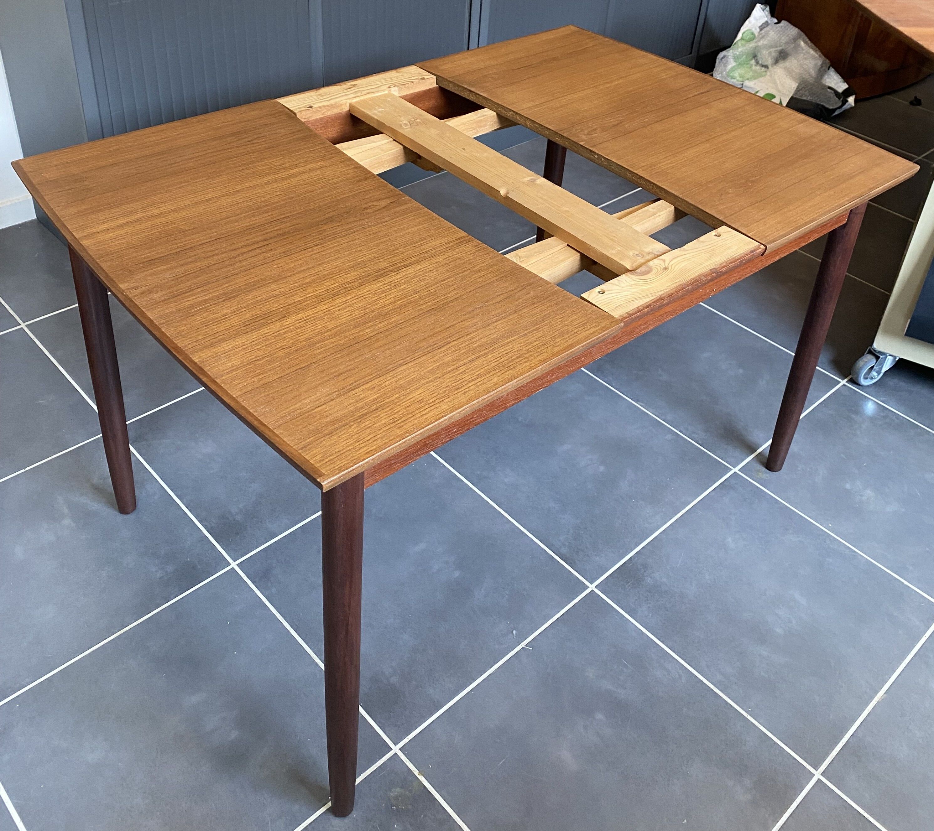 Extendable Scandinavian teak table by Johannes Andersen for Samcom Denmark.