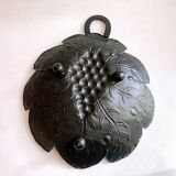 Plat artisanal métal repoussé tripode