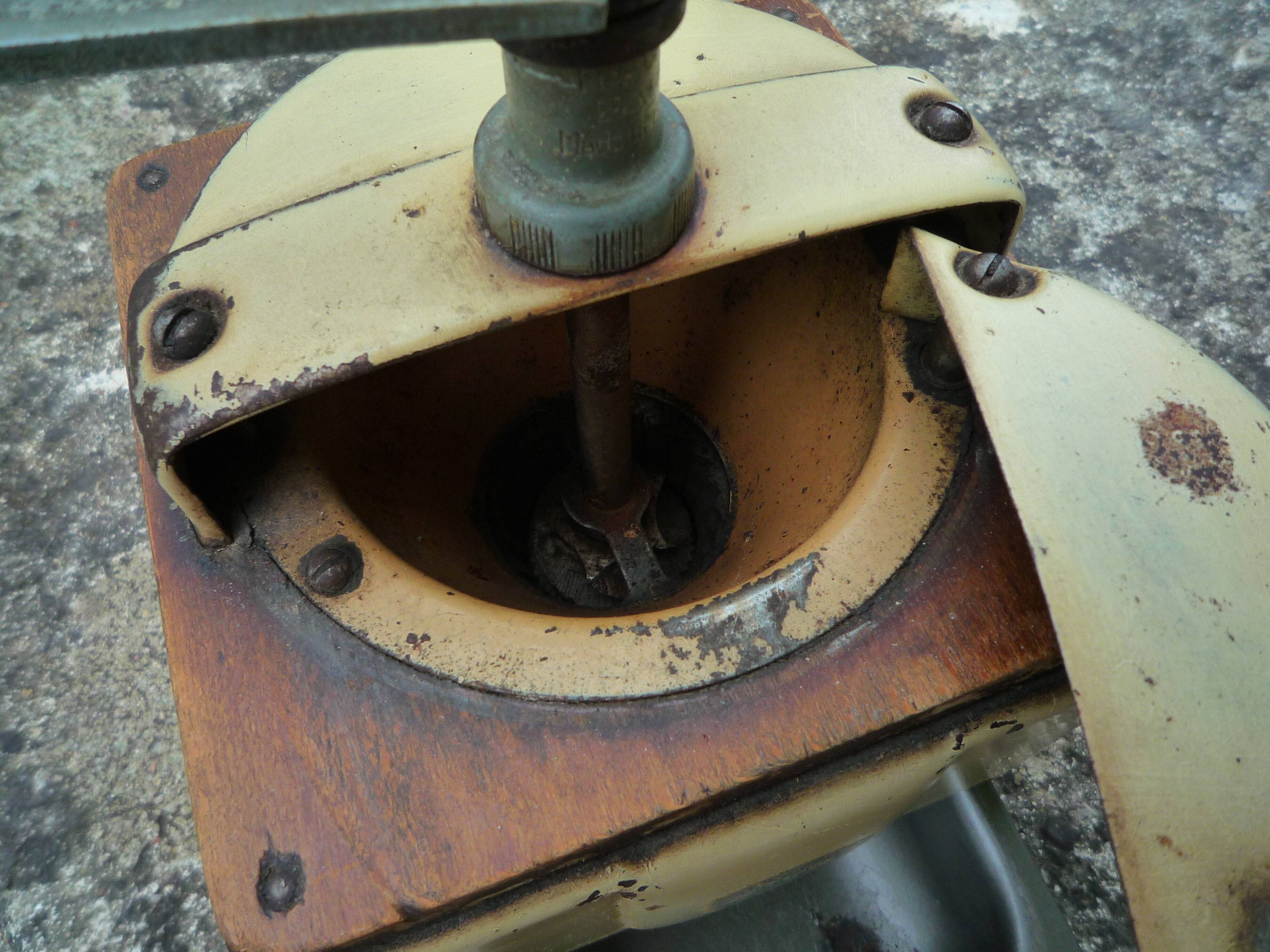 Moulin à café ancien Peugeot vintage 50s